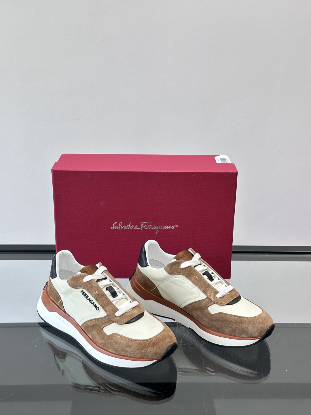 Ferragamo 70年代复古跑鞋.Ferragamo这款70年代复古跑鞋，采用白色皮革+深蓝麂皮拼接