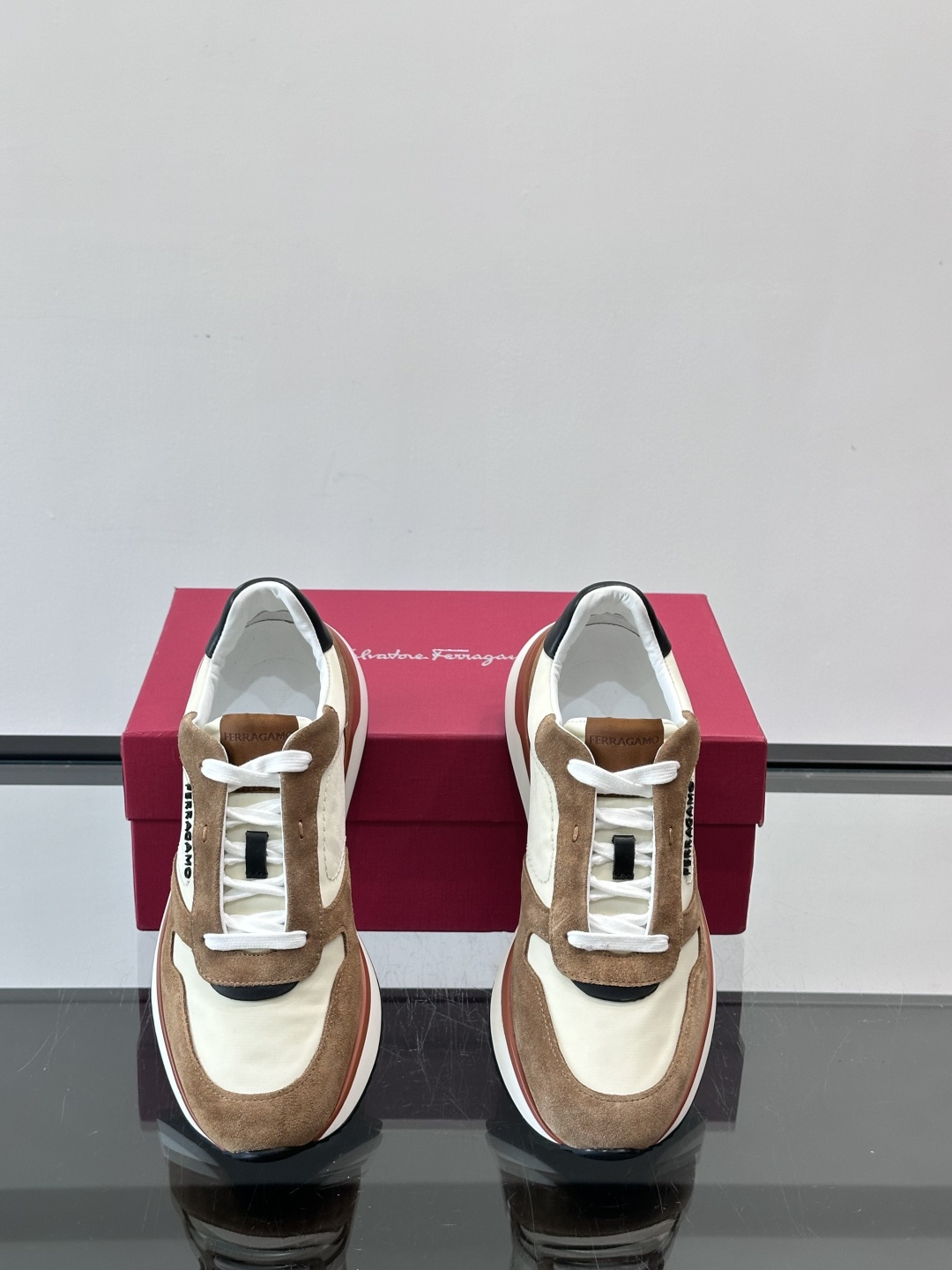 Ferragamo 70年代复古跑鞋.Ferragamo这款70年代复古跑鞋，采用白色皮革+深蓝麂皮拼接