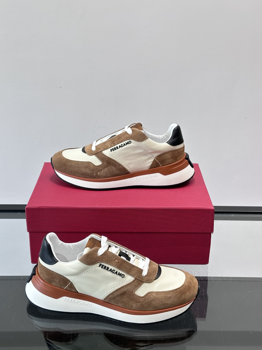 Ferragamo 70年代复古跑鞋.Ferragamo这款70年代复古跑鞋，采用白色皮革+深蓝麂皮拼接