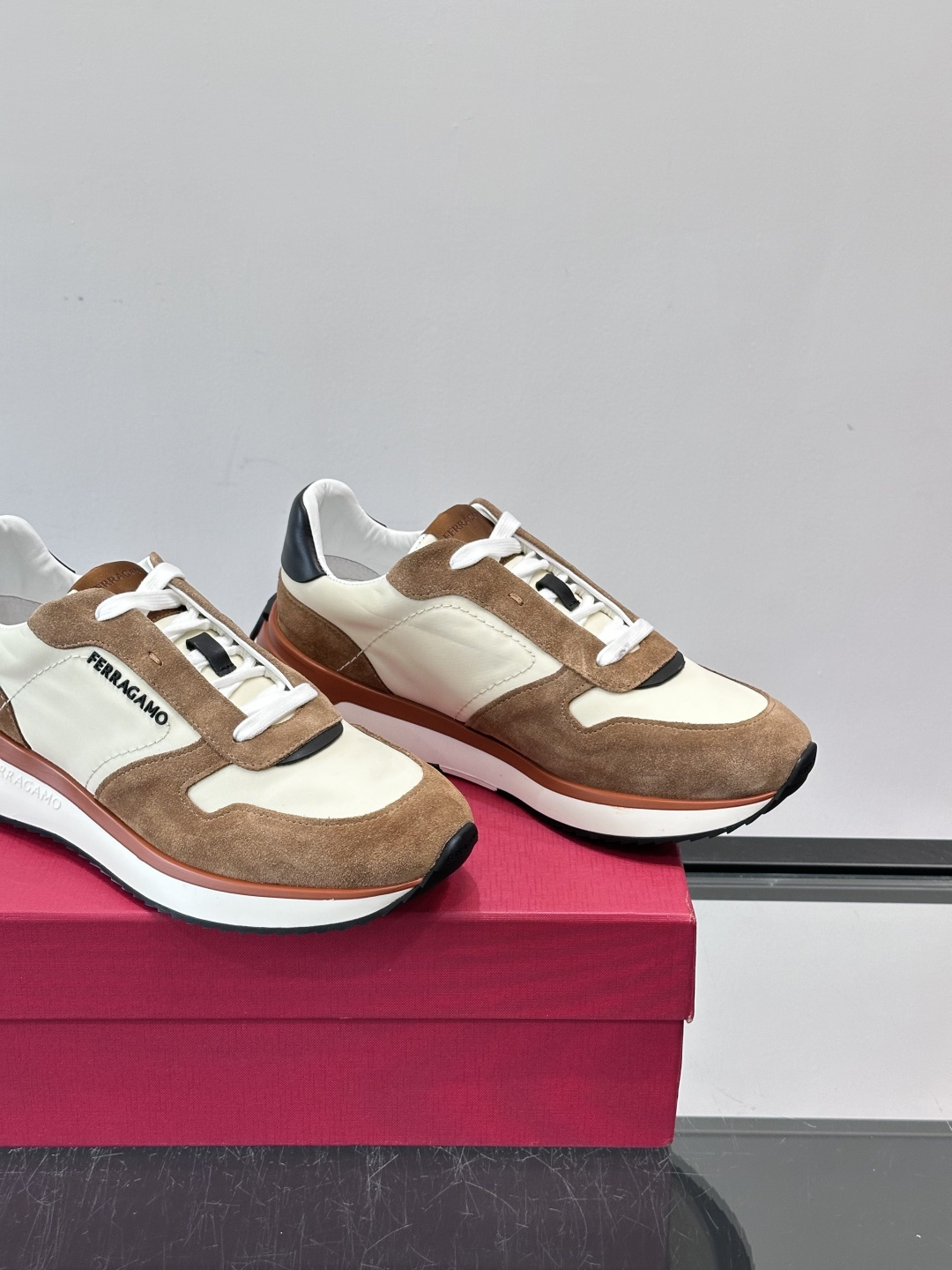 Ferragamo 70年代复古跑鞋.Ferragamo这款70年代复古跑鞋，采用白色皮革+深蓝麂皮拼接