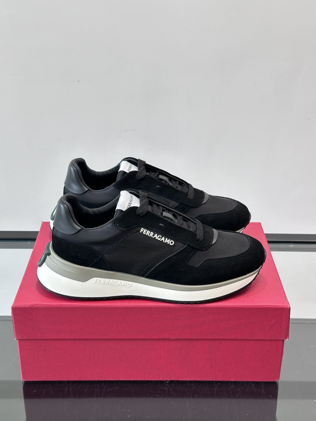 Ferragamo 70年代复古跑鞋.Ferragamo这款70年代复古跑鞋，采用白色皮革+深蓝麂皮拼接