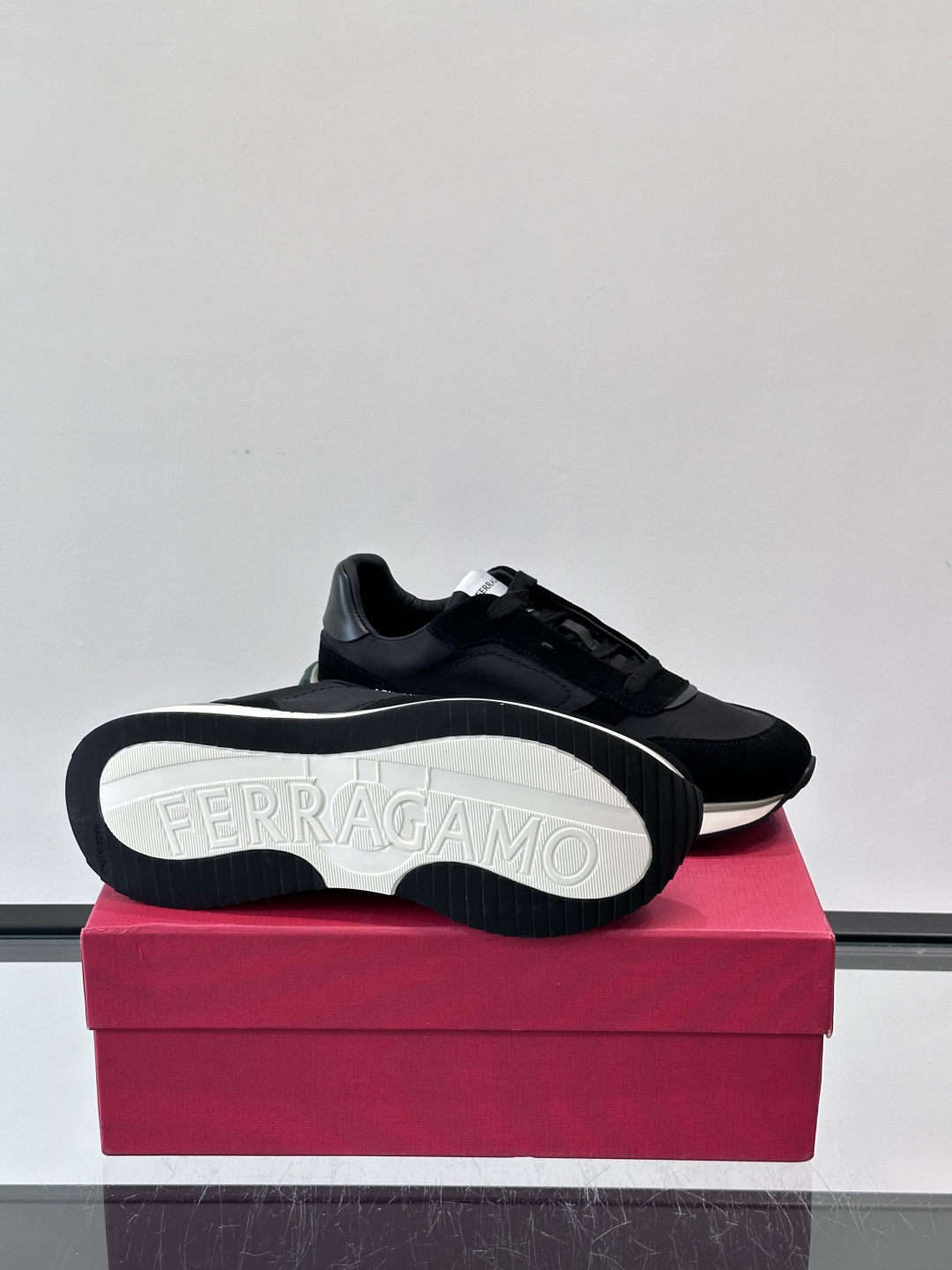 Ferragamo 70年代复古跑鞋.Ferragamo这款70年代复古跑鞋，采用白色皮革+深蓝麂皮拼接