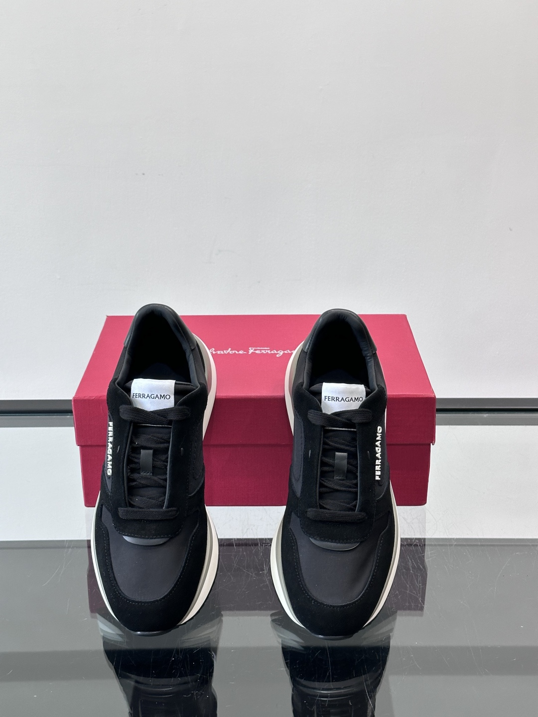 Ferragamo 70年代复古跑鞋.Ferragamo这款70年代复古跑鞋，采用白色皮革+深蓝麂皮拼接