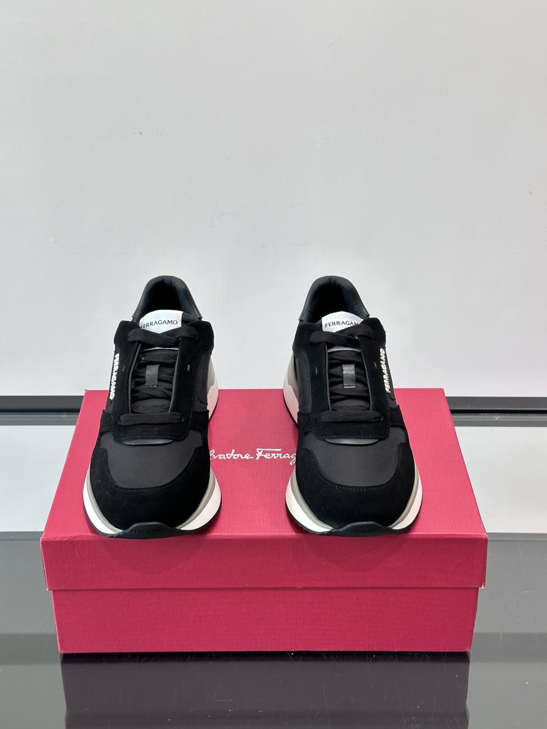 Ferragamo 70年代复古跑鞋.Ferragamo这款70年代复古跑鞋，采用白色皮革+深蓝麂皮拼接