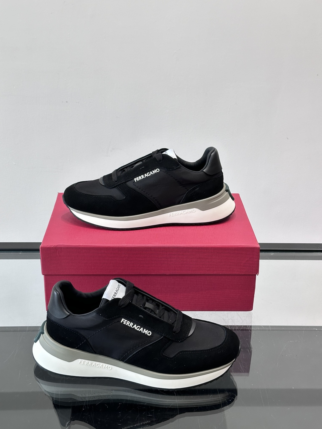 Ferragamo 70年代复古跑鞋.Ferragamo这款70年代复古跑鞋，采用白色皮革+深蓝麂皮拼接