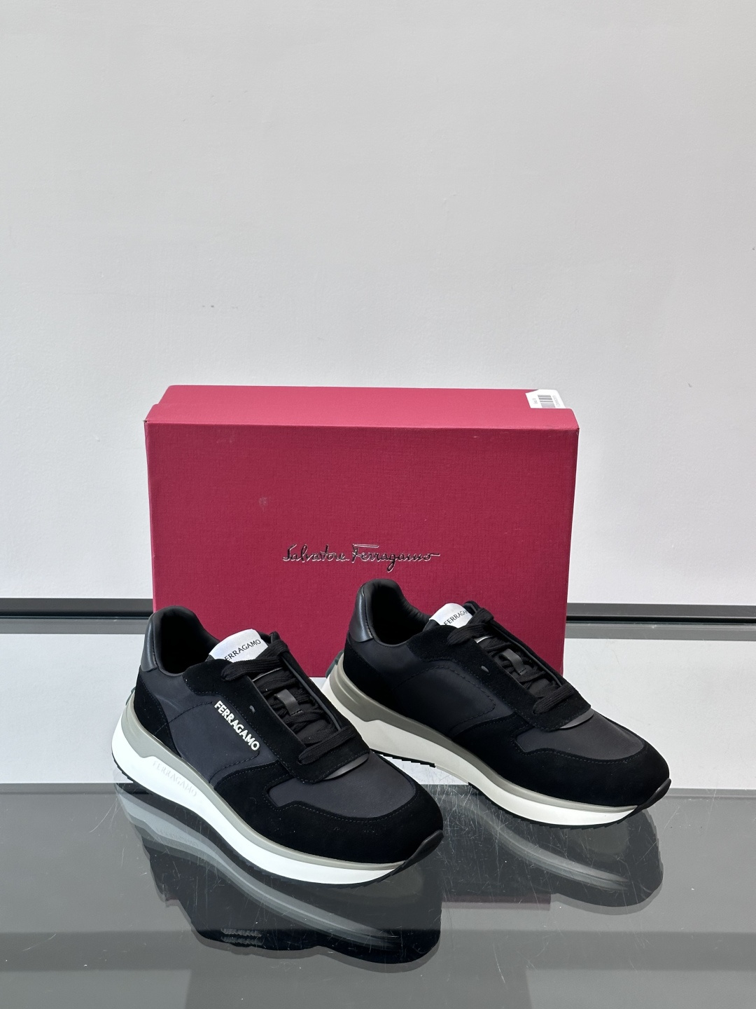 Ferragamo 70年代复古跑鞋.Ferragamo这款70年代复古跑鞋，采用白色皮革+深蓝麂皮拼接