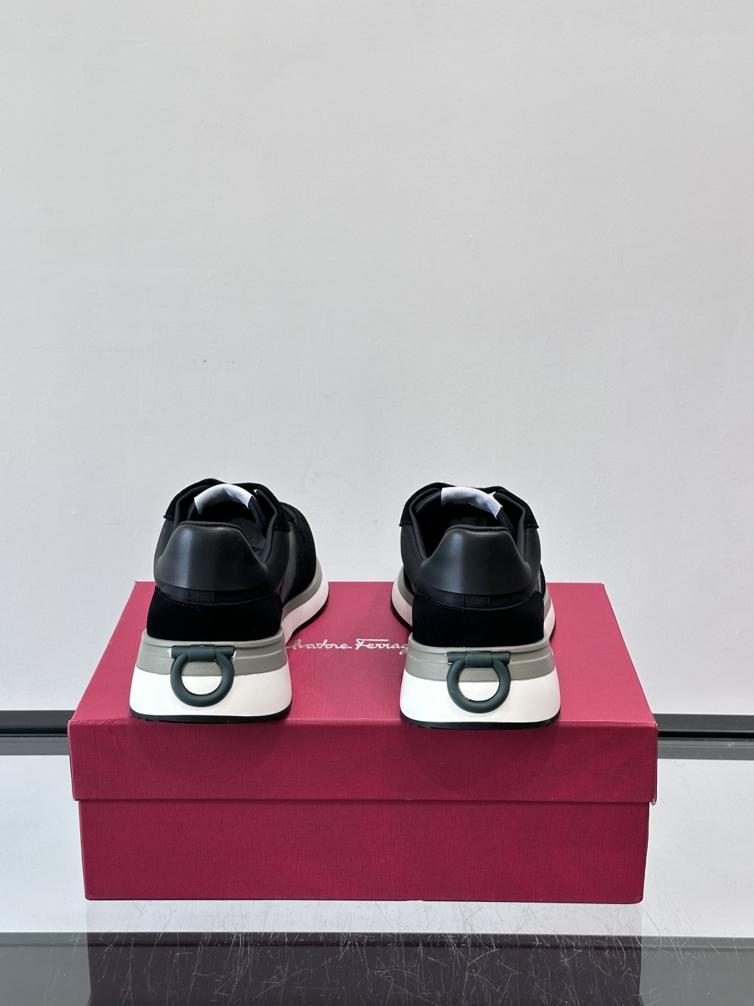 Ferragamo 70年代复古跑鞋.Ferragamo这款70年代复古跑鞋，采用白色皮革+深蓝麂皮拼接