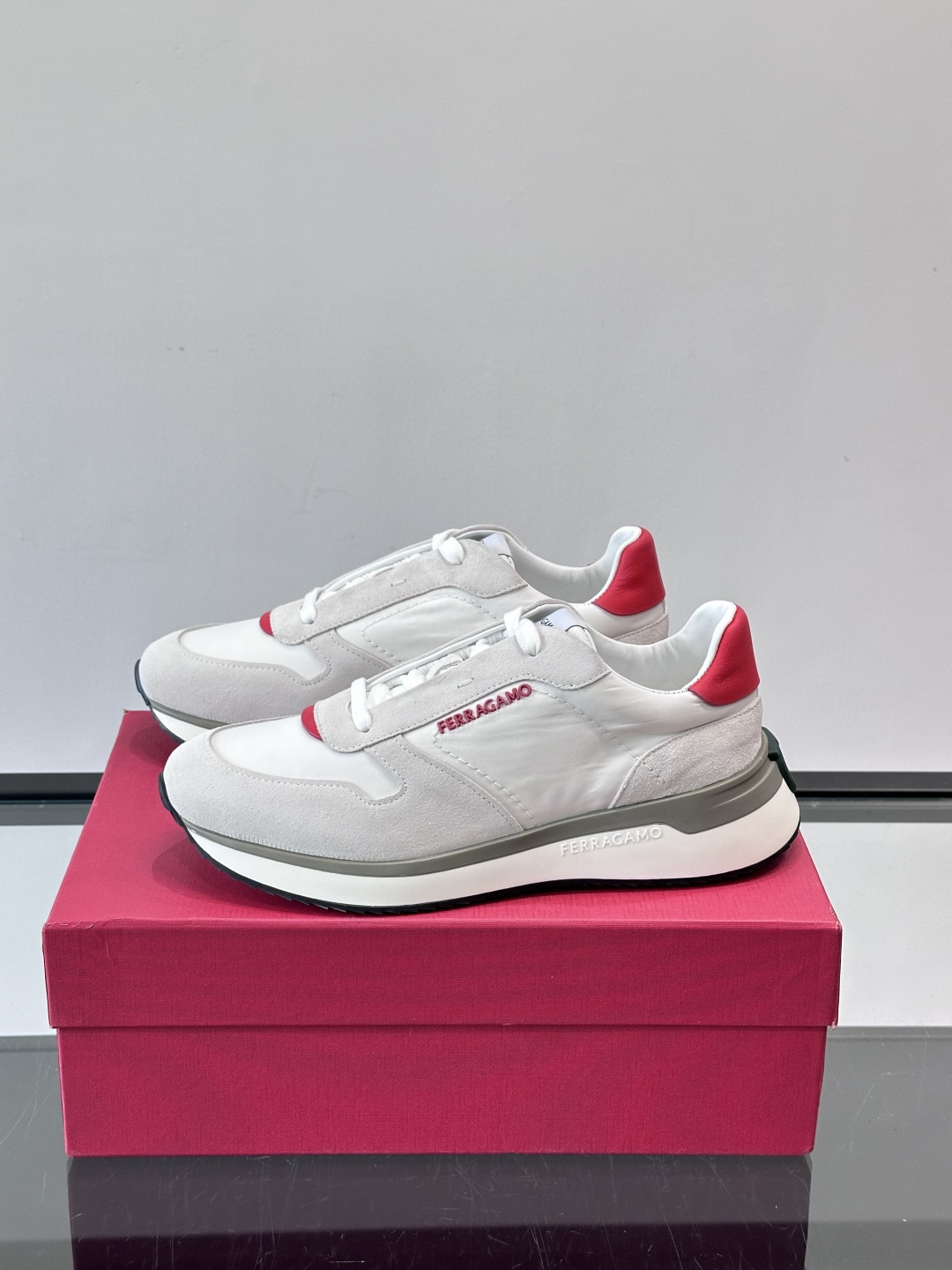 Ferragamo 70年代复古跑鞋.Ferragamo这款70年代复古跑鞋，采用白色皮革+深蓝麂皮拼接