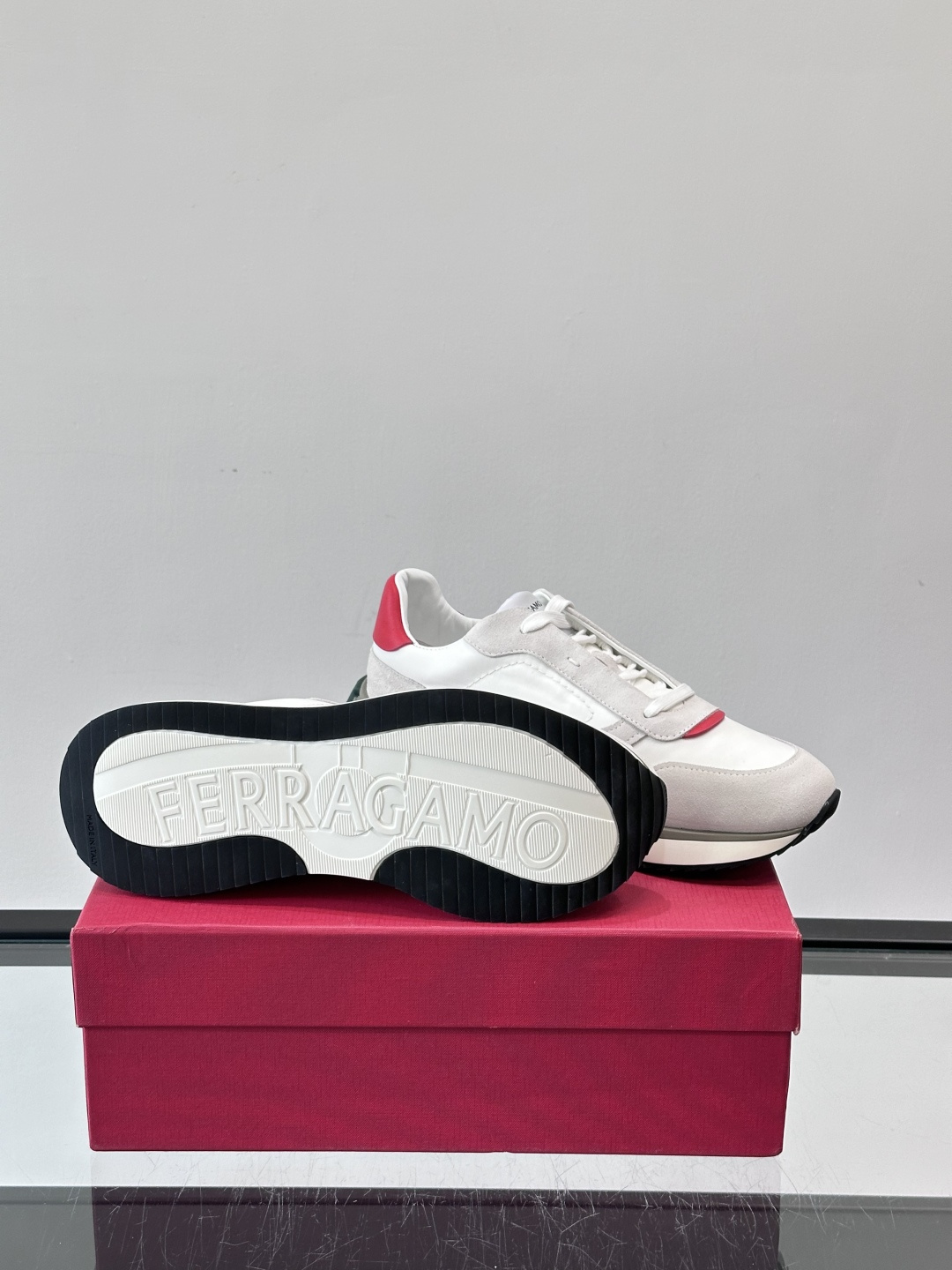 Ferragamo 70年代复古跑鞋.Ferragamo这款70年代复古跑鞋，采用白色皮革+深蓝麂皮拼接