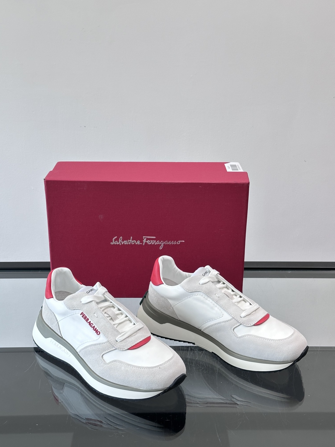 Ferragamo 70年代复古跑鞋.Ferragamo这款70年代复古跑鞋，采用白色皮革+深蓝麂皮拼接