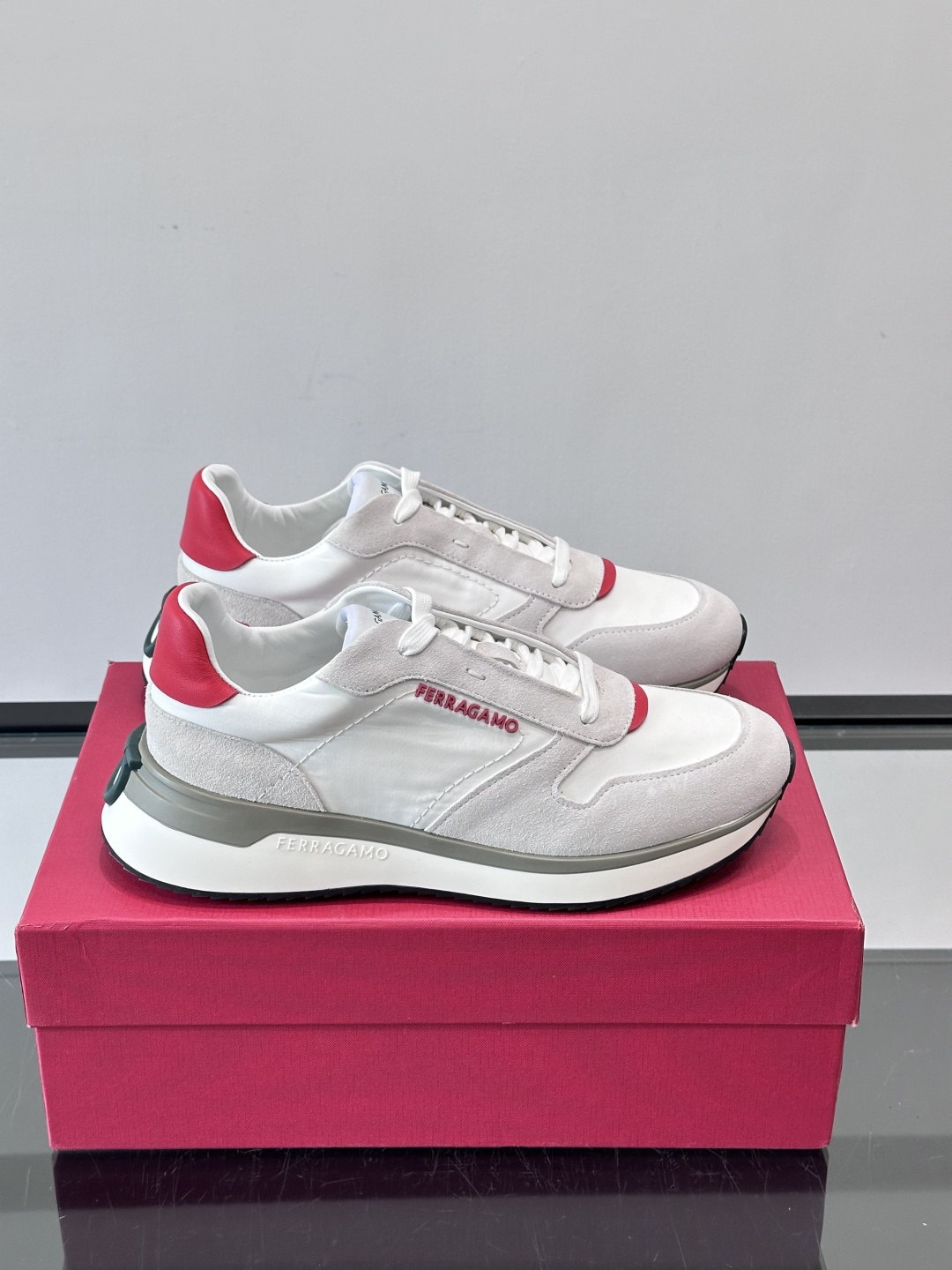 Ferragamo 70年代复古跑鞋.Ferragamo这款70年代复古跑鞋，采用白色皮革+深蓝麂皮拼接