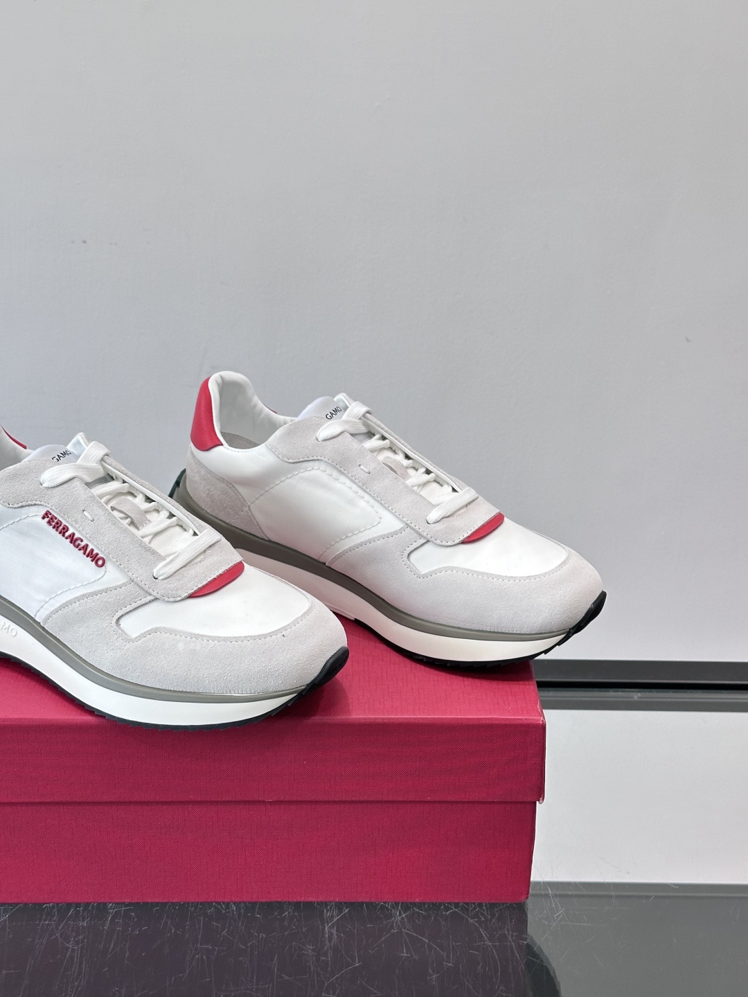 Ferragamo 70年代复古跑鞋.Ferragamo这款70年代复古跑鞋，采用白色皮革+深蓝麂皮拼接