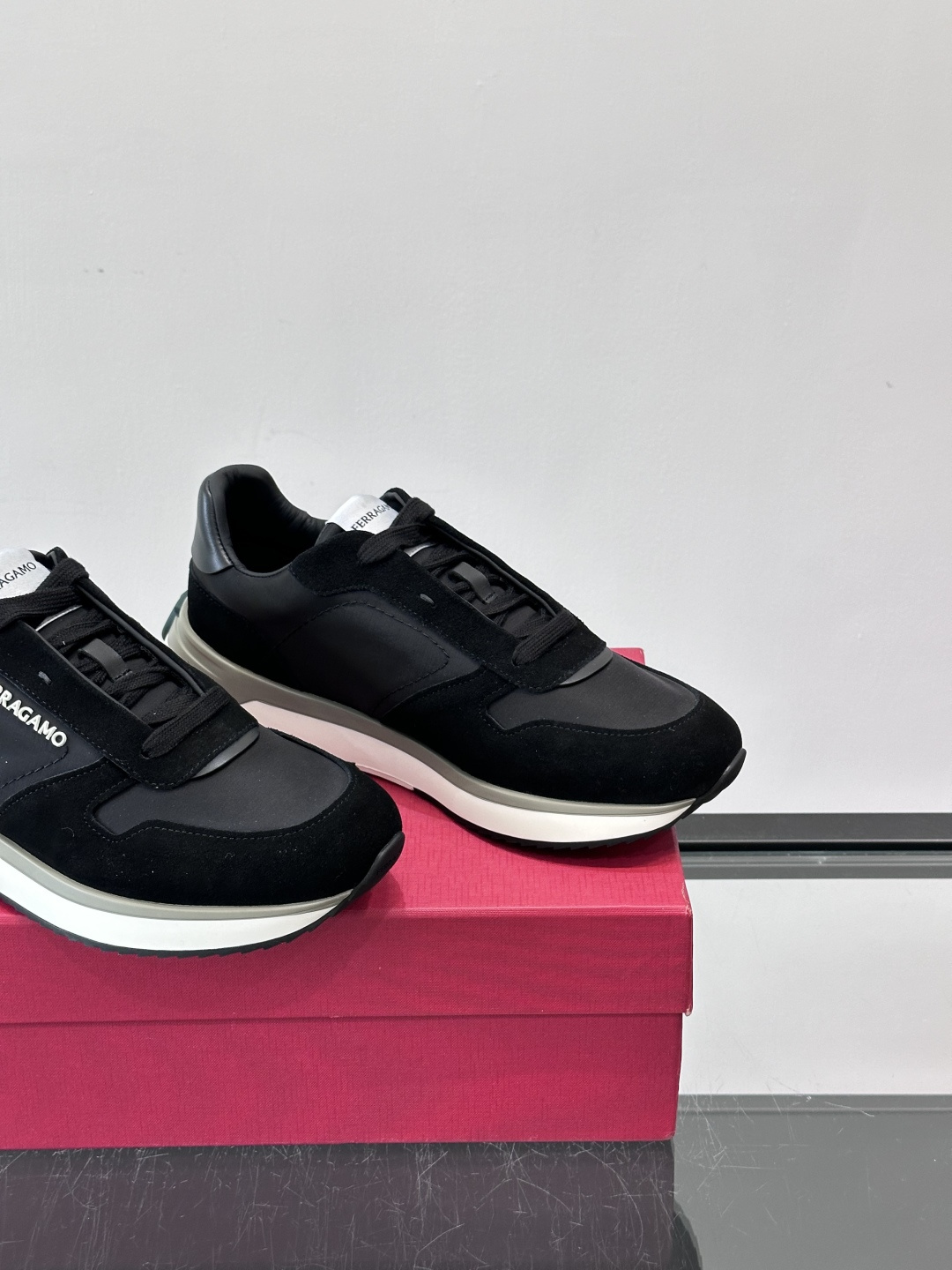 Ferragamo 70年代复古跑鞋.Ferragamo这款70年代复古跑鞋，采用白色皮革+深蓝麂皮拼接