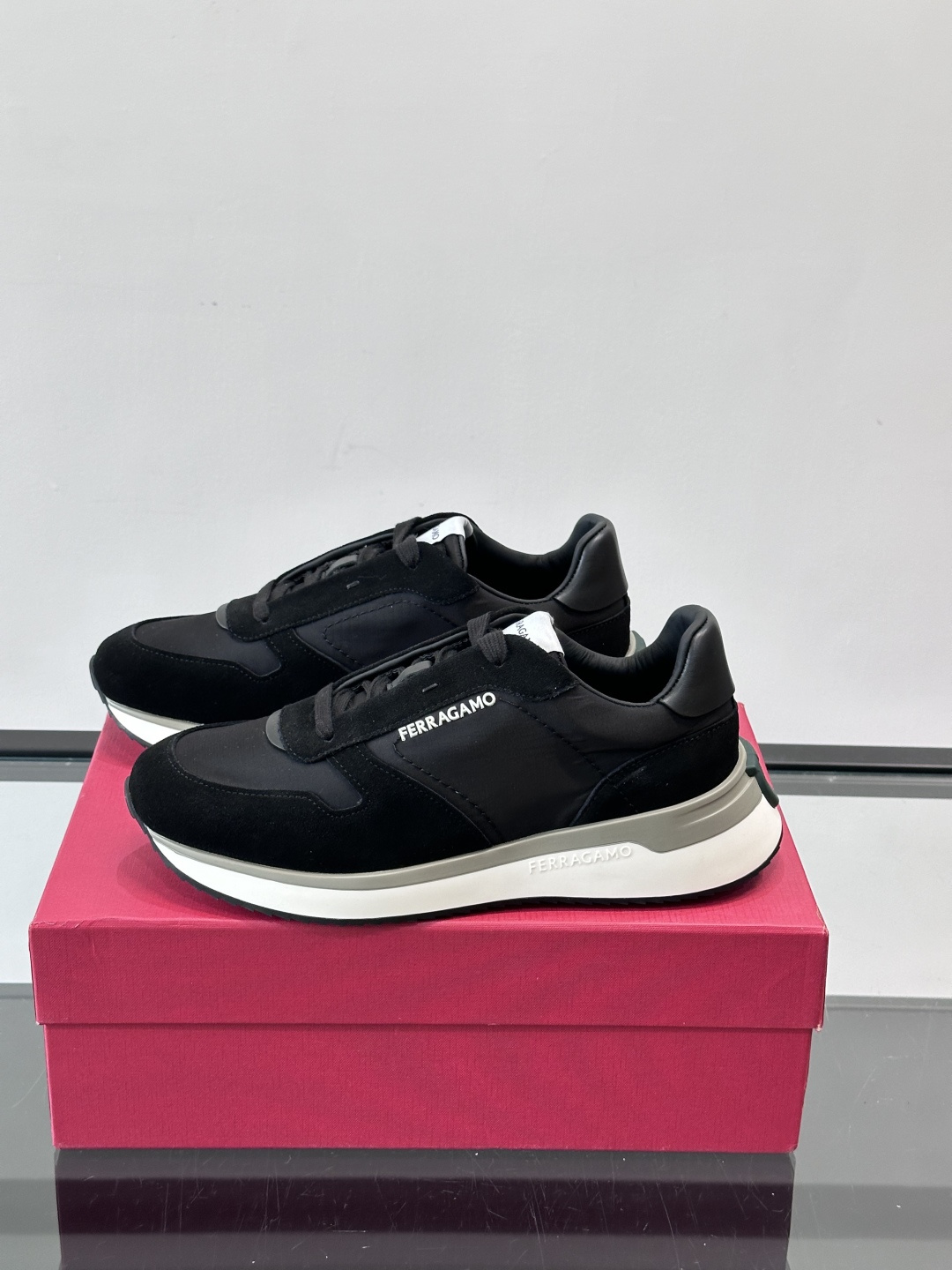 Ferragamo 70年代复古跑鞋.Ferragamo这款70年代复古跑鞋，采用白色皮革+深蓝麂皮拼接