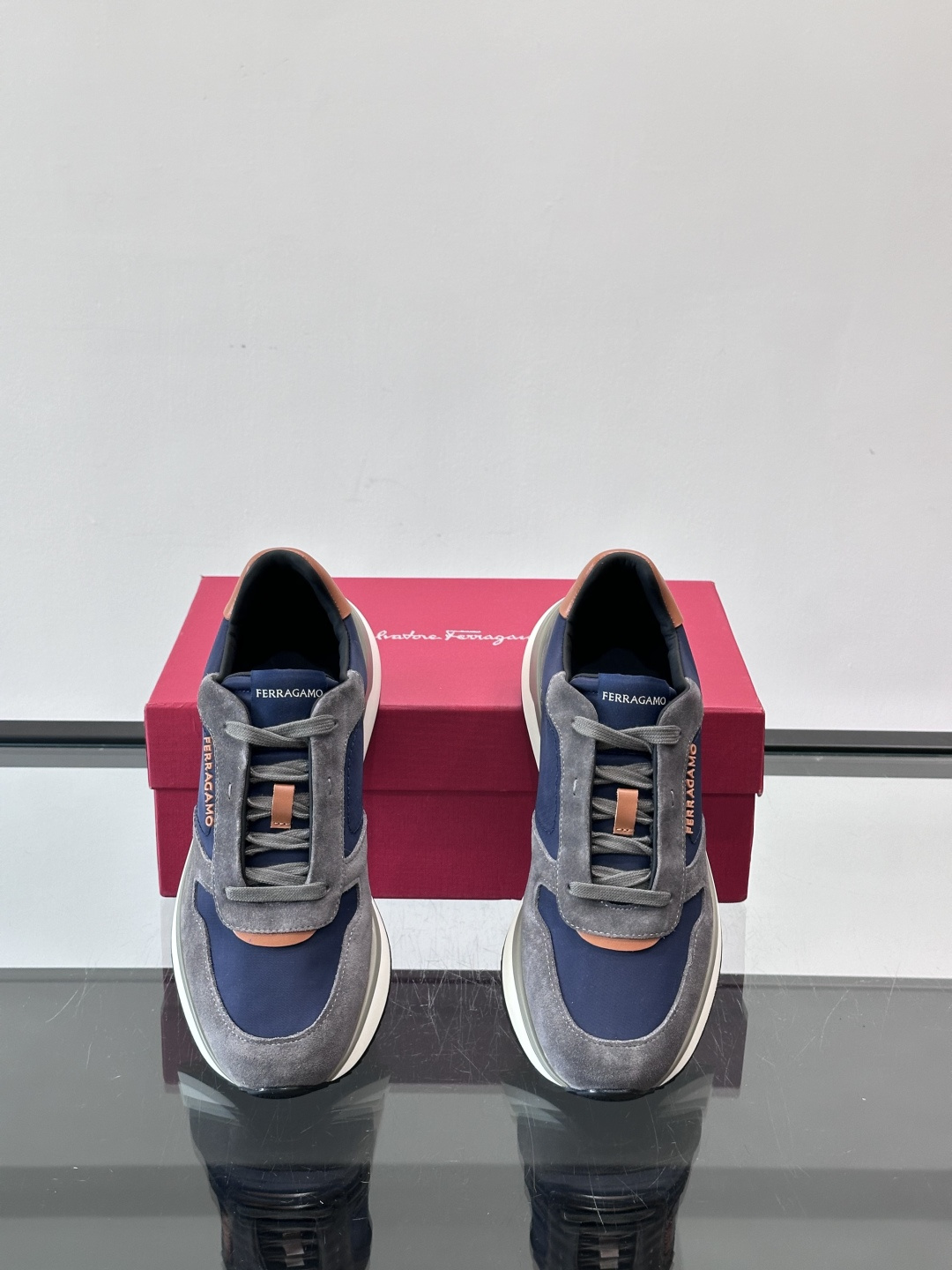 Ferragamo 70年代复古跑鞋.Ferragamo这款70年代复古跑鞋，采用白色皮革+深蓝麂皮拼接