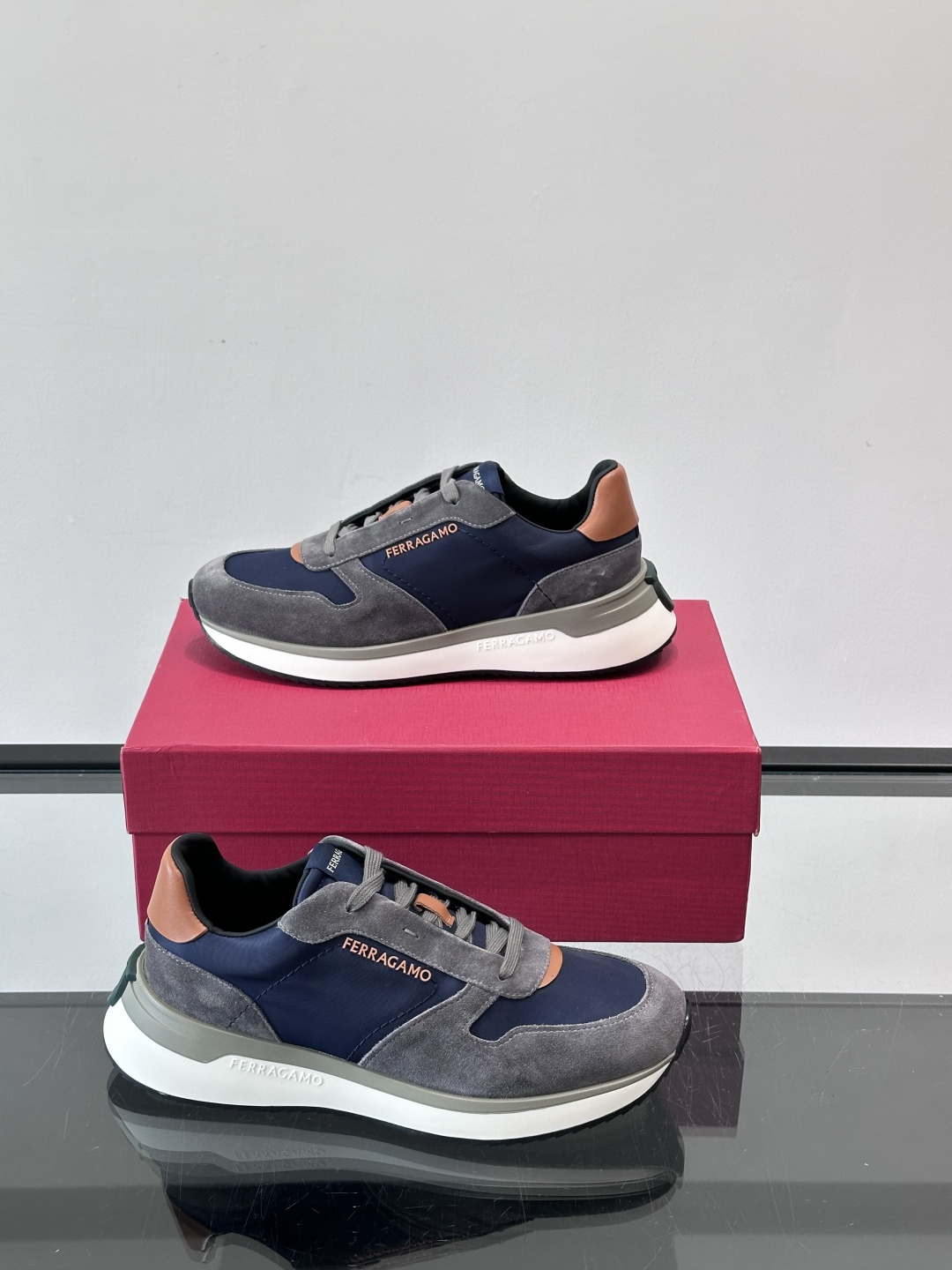 Ferragamo 70年代复古跑鞋.Ferragamo这款70年代复古跑鞋，采用白色皮革+深蓝麂皮拼接