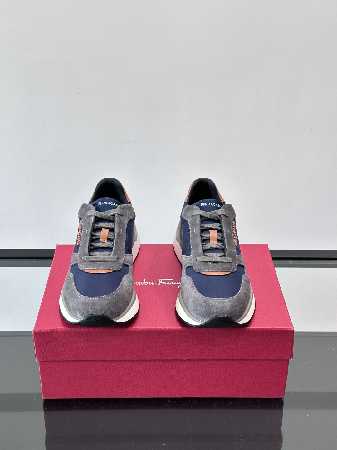 Ferragamo 70年代复古跑鞋.Ferragamo这款70年代复古跑鞋，采用白色皮革+深蓝麂皮拼接