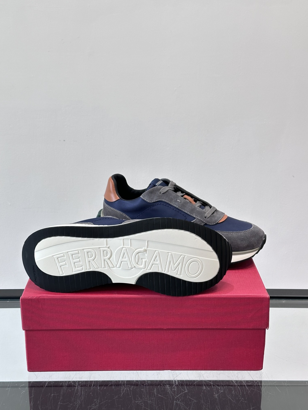 Ferragamo 70年代复古跑鞋.Ferragamo这款70年代复古跑鞋，采用白色皮革+深蓝麂皮拼接