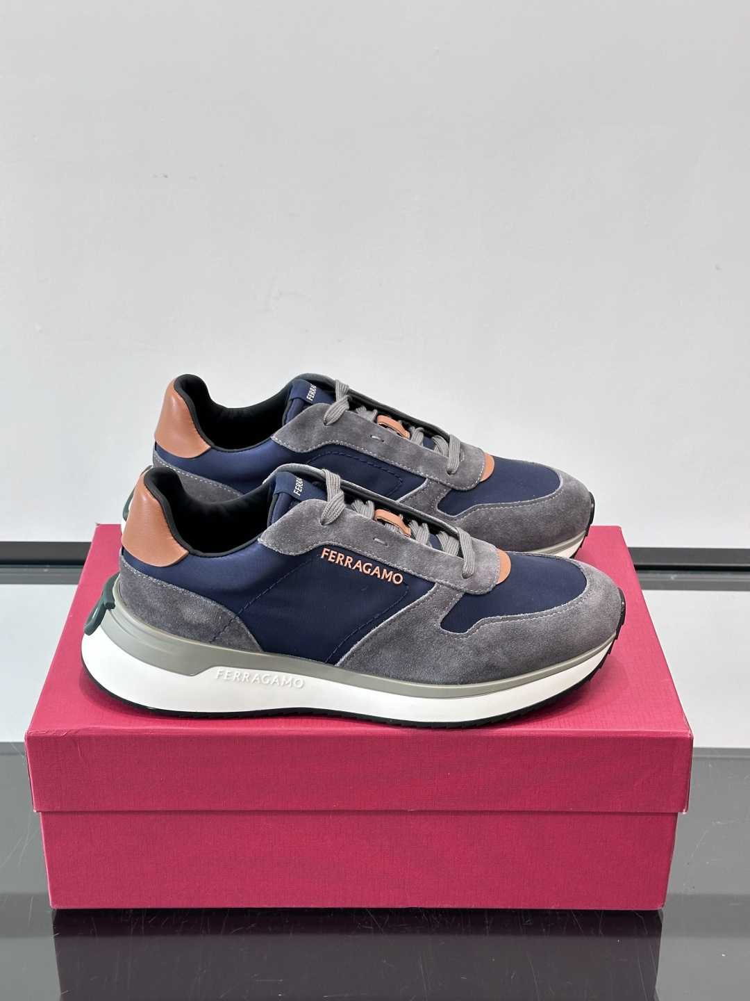 Ferragamo 70年代复古跑鞋.Ferragamo这款70年代复古跑鞋，采用白色皮革+深蓝麂皮拼接