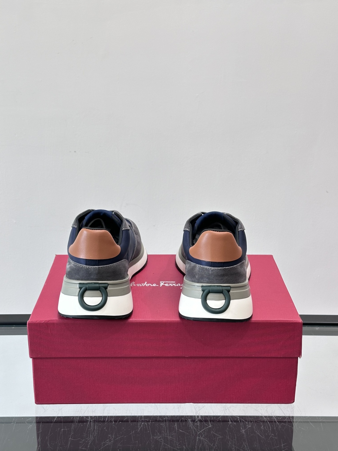 Ferragamo 70年代复古跑鞋.Ferragamo这款70年代复古跑鞋，采用白色皮革+深蓝麂皮拼接