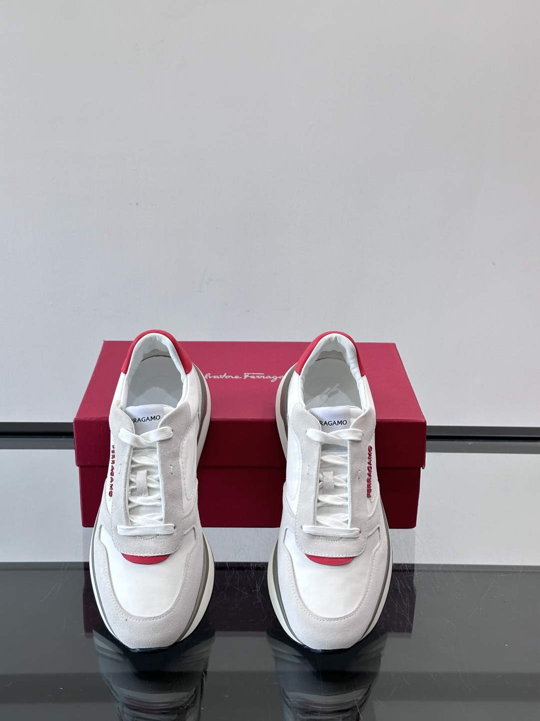 Ferragamo 70年代复古跑鞋.Ferragamo这款70年代复古跑鞋，采用白色皮革+深蓝麂皮拼接