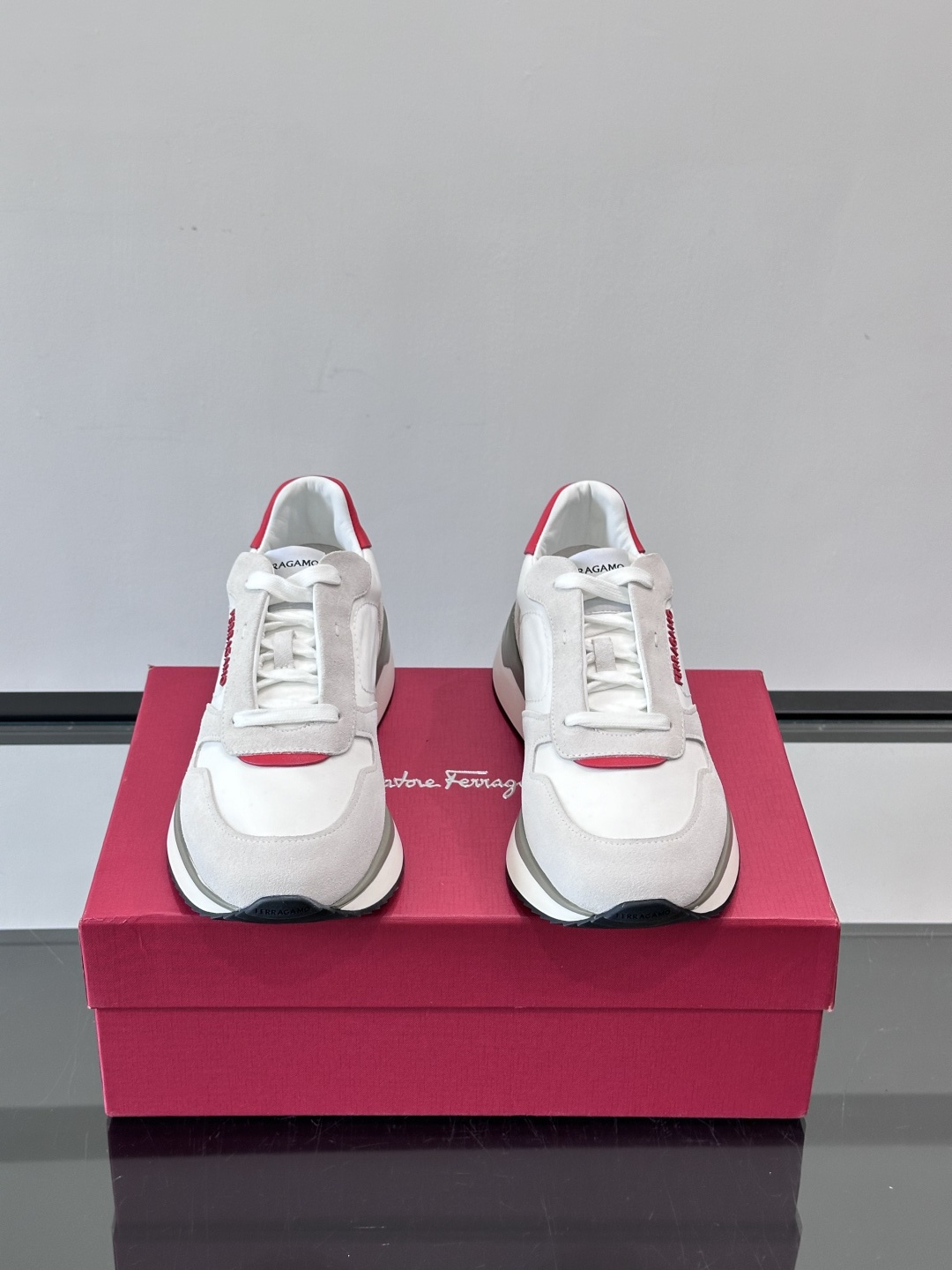 Ferragamo 70年代复古跑鞋.Ferragamo这款70年代复古跑鞋，采用白色皮革+深蓝麂皮拼接