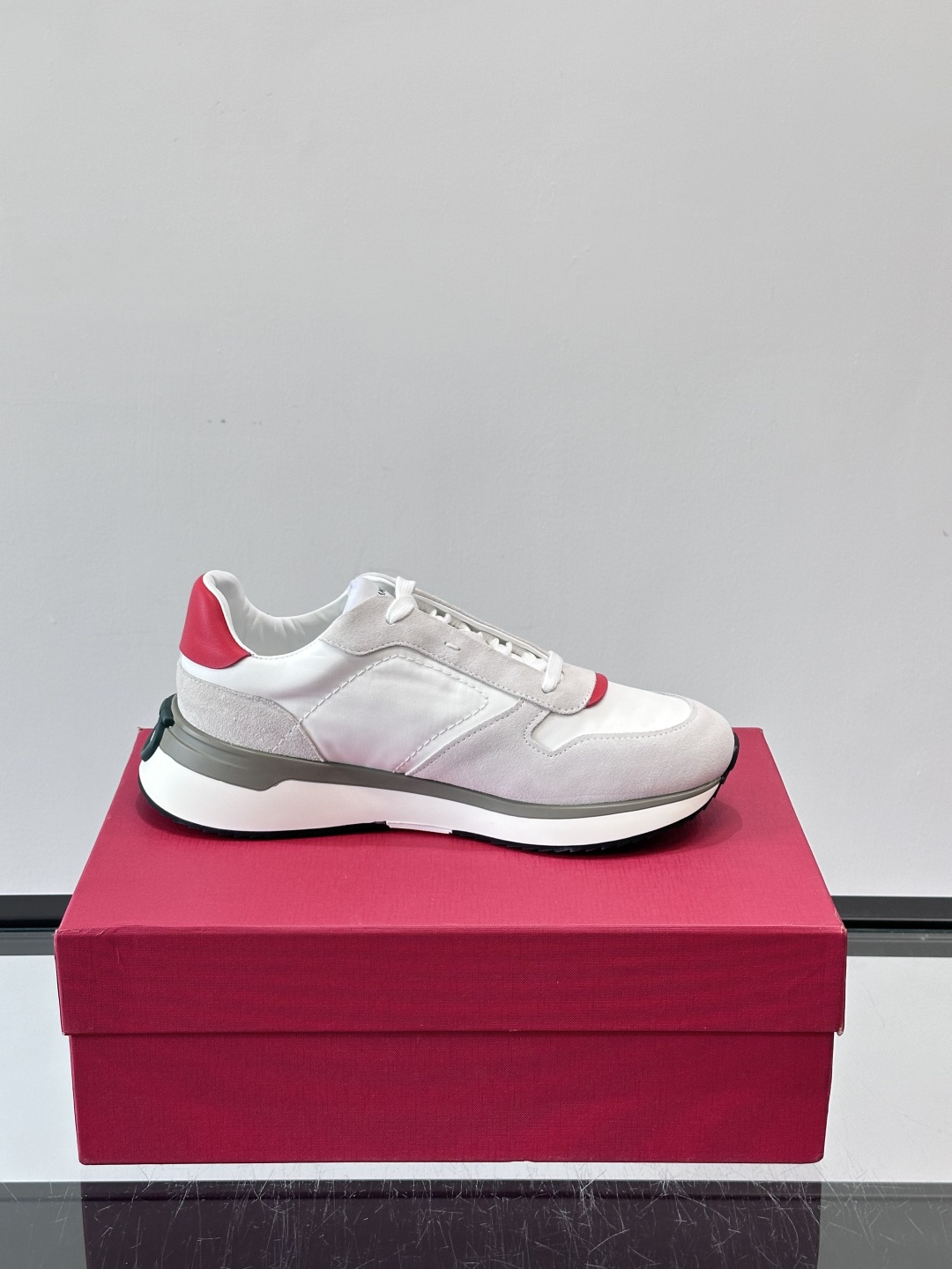 Ferragamo 70年代复古跑鞋.Ferragamo这款70年代复古跑鞋，采用白色皮革+深蓝麂皮拼接