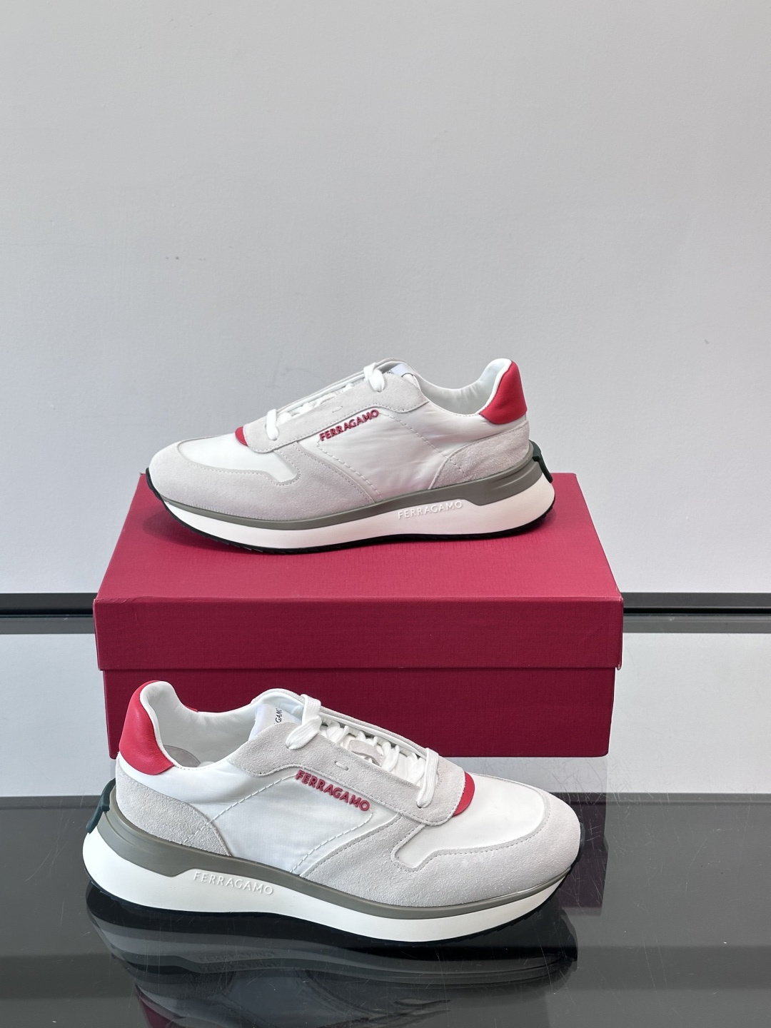 Ferragamo 70年代复古跑鞋.Ferragamo这款70年代复古跑鞋，采用白色皮革+深蓝麂皮拼接