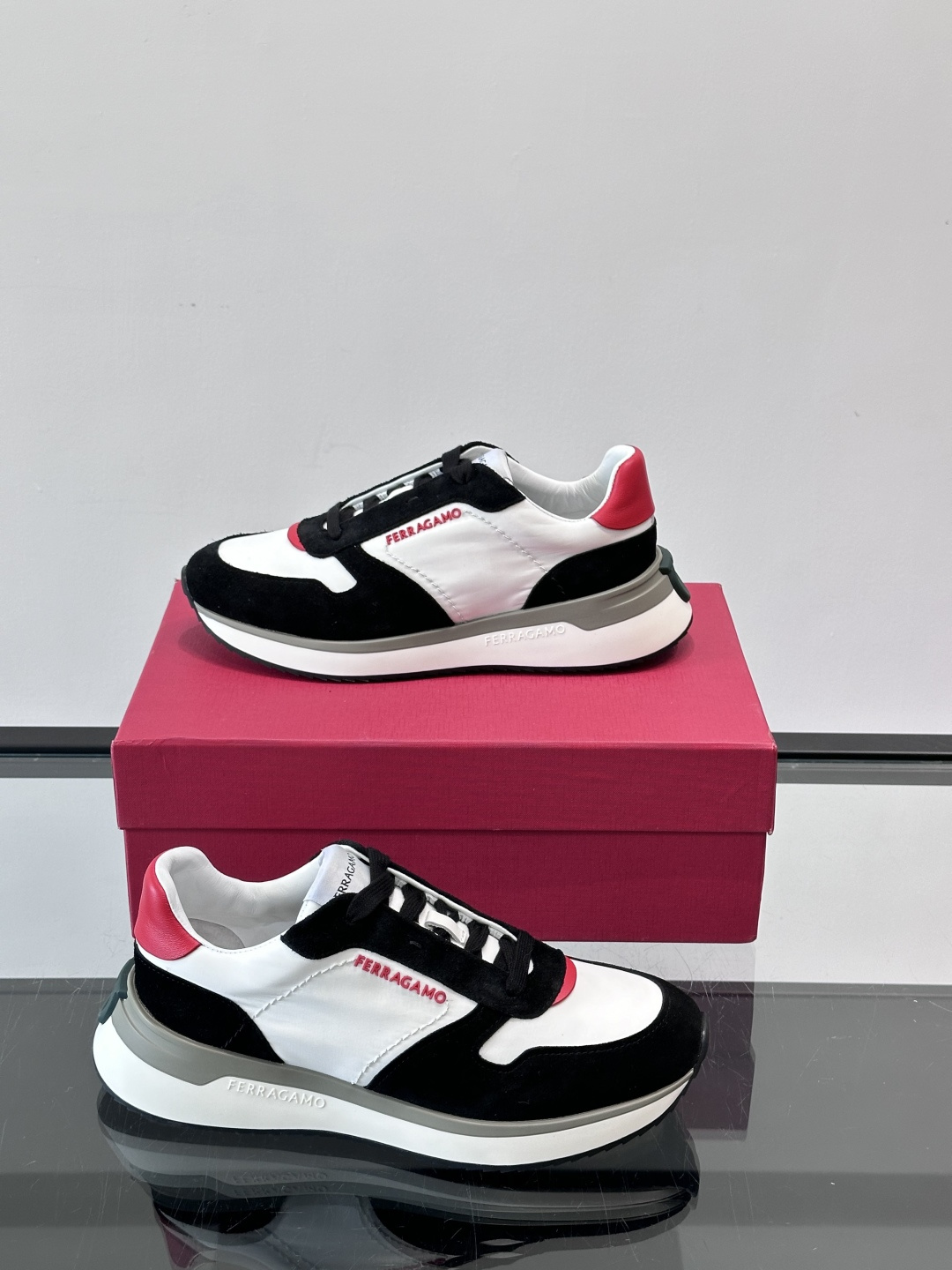 Ferragamo 70年代复古跑鞋.Ferragamo这款70年代复古跑鞋，采用白色皮革+深蓝麂皮拼接