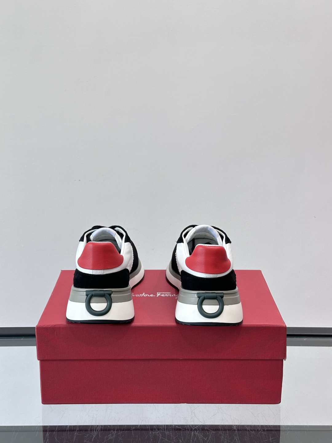 Ferragamo 70年代复古跑鞋.Ferragamo这款70年代复古跑鞋，采用白色皮革+深蓝麂皮拼接