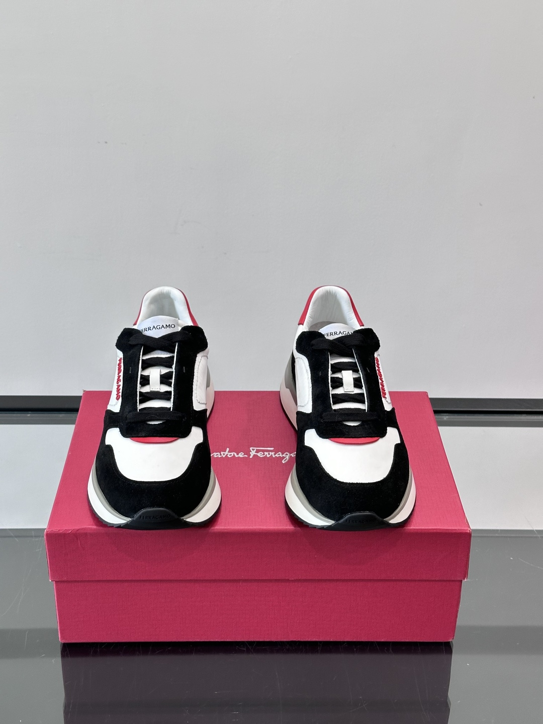 Ferragamo 70年代复古跑鞋.Ferragamo这款70年代复古跑鞋，采用白色皮革+深蓝麂皮拼接