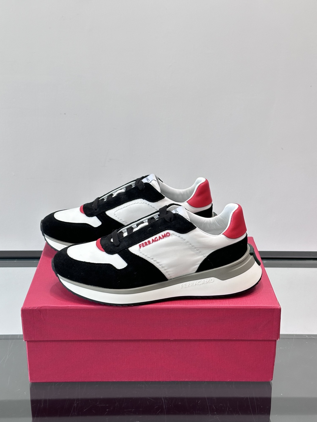 Ferragamo 70年代复古跑鞋.Ferragamo这款70年代复古跑鞋，采用白色皮革+深蓝麂皮拼接