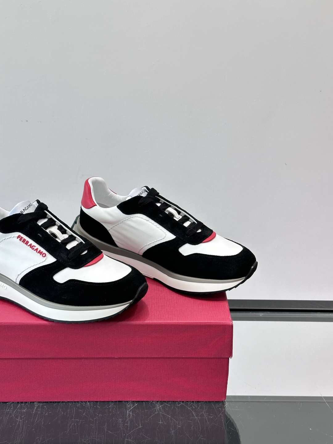 Ferragamo 70年代复古跑鞋.Ferragamo这款70年代复古跑鞋，采用白色皮革+深蓝麂皮拼接