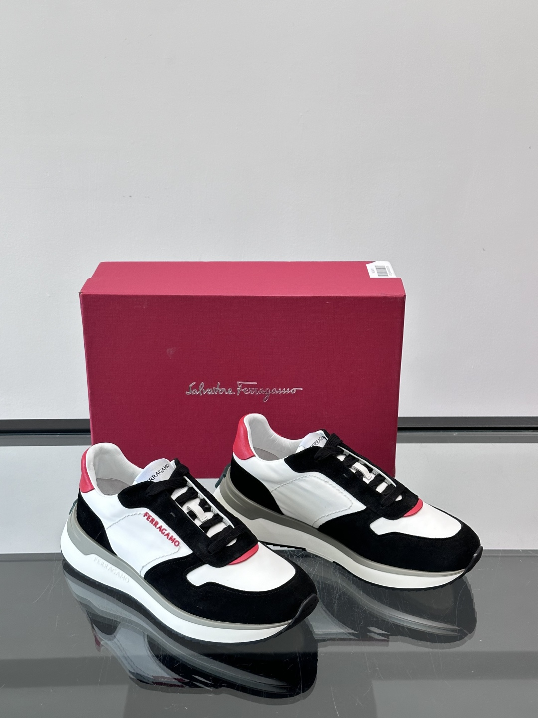 Ferragamo 70年代复古跑鞋.Ferragamo这款70年代复古跑鞋，采用白色皮革+深蓝麂皮拼接