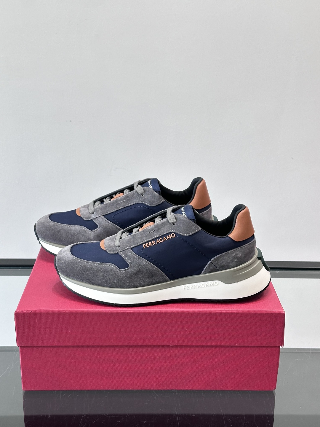 Ferragamo 70年代复古跑鞋.Ferragamo这款70年代复古跑鞋，采用白色皮革+深蓝麂皮拼接