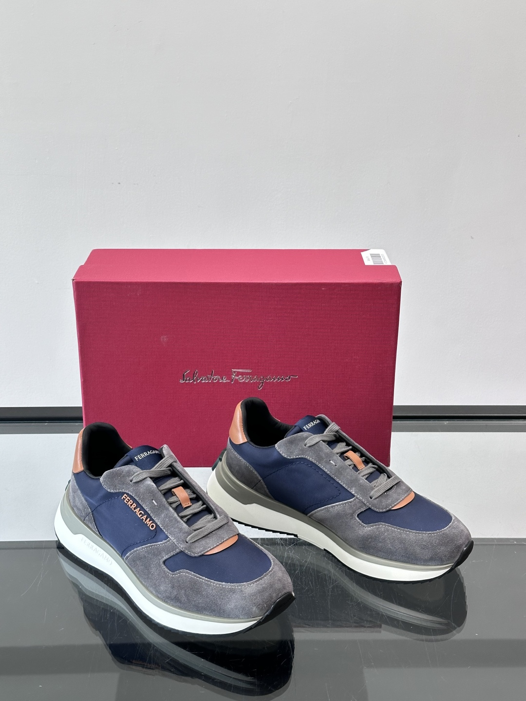 Ferragamo 70年代复古跑鞋.Ferragamo这款70年代复古跑鞋，采用白色皮革+深蓝麂皮拼接