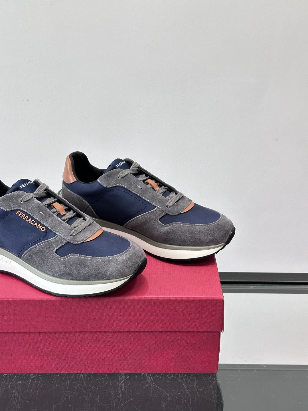 Ferragamo 70年代复古跑鞋.Ferragamo这款70年代复古跑鞋，采用白色皮革+深蓝麂皮拼接