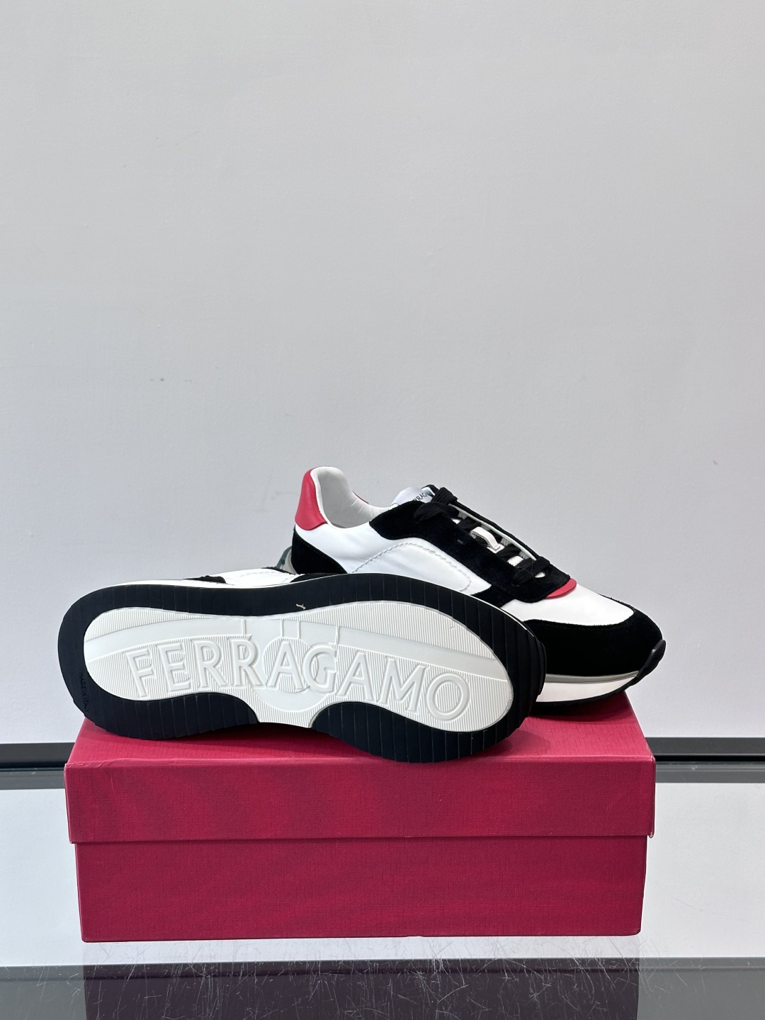 Ferragamo 70年代复古跑鞋.Ferragamo这款70年代复古跑鞋，采用白色皮革+深蓝麂皮拼接