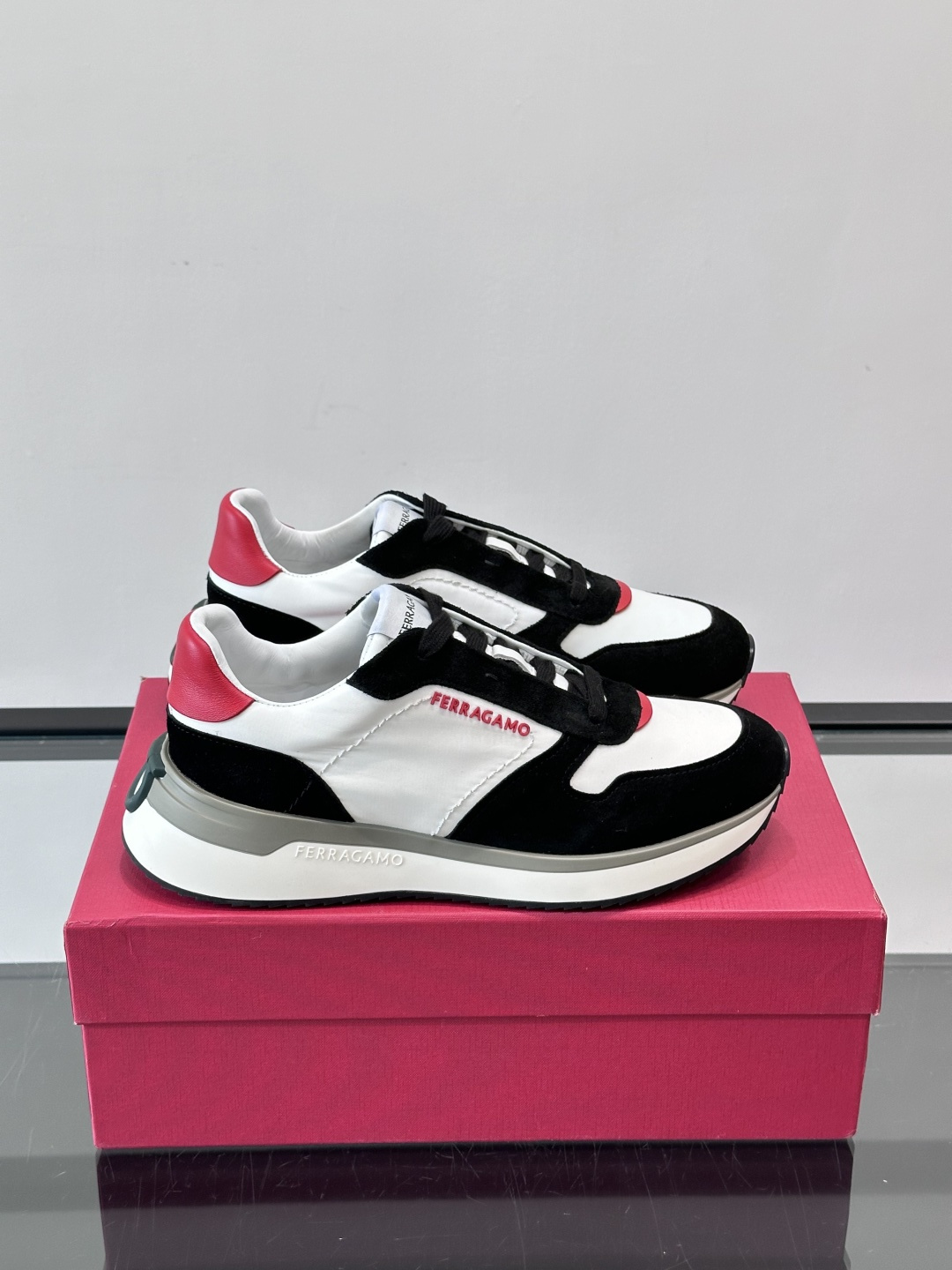 Ferragamo 70年代复古跑鞋.Ferragamo这款70年代复古跑鞋，采用白色皮革+深蓝麂皮拼接