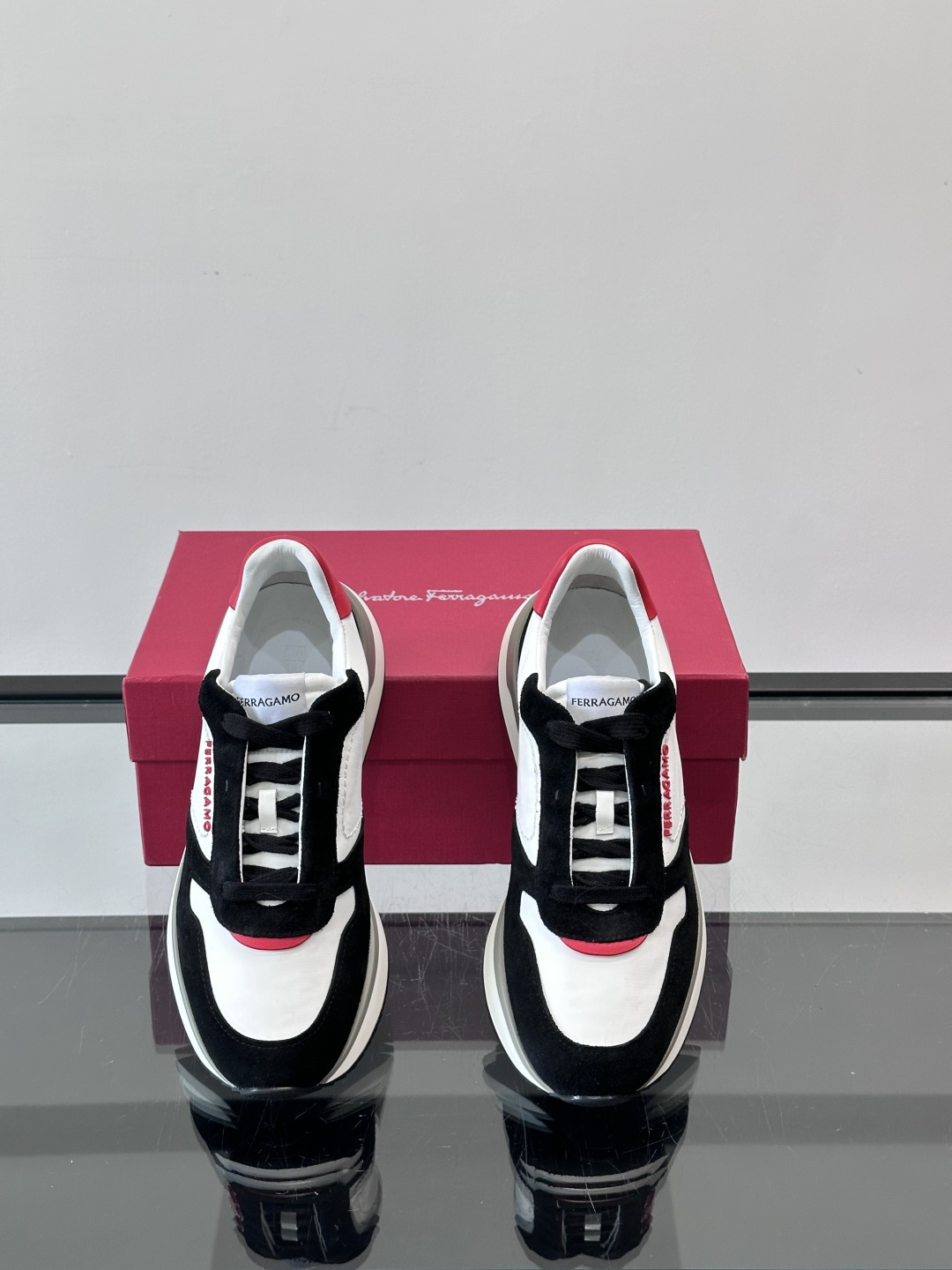 Ferragamo 70年代复古跑鞋.Ferragamo这款70年代复古跑鞋，采用白色皮革+深蓝麂皮拼接