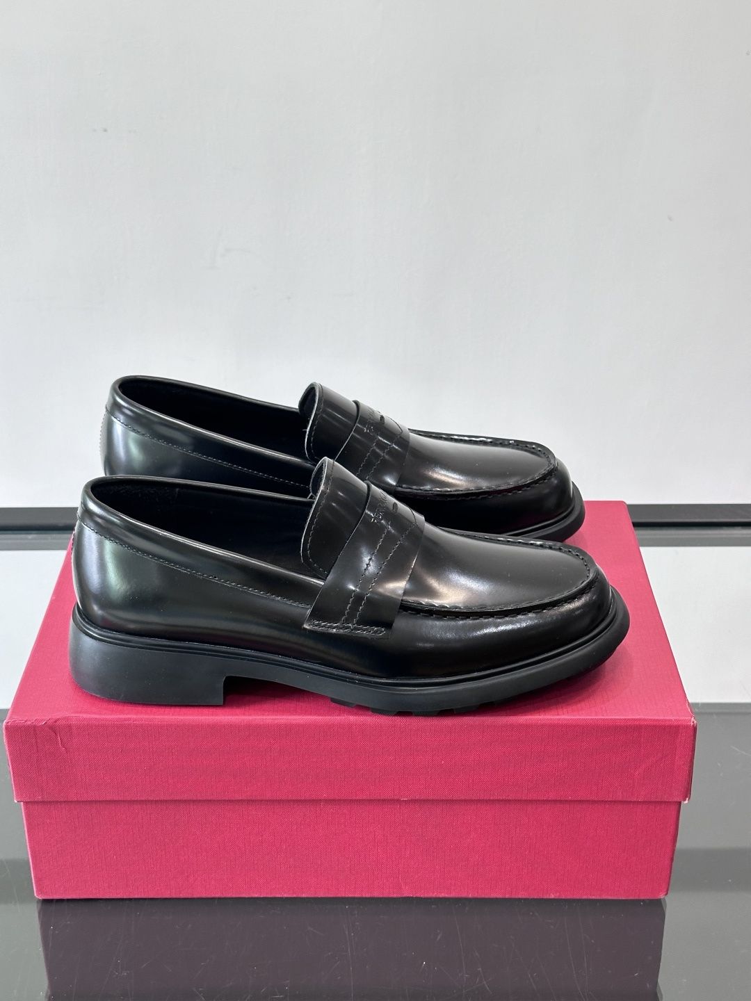 NO:603978,F High-end men's formal shoes and casual leather shoes, a must-have for gentlemen and stylish men. First-layer cowhide upper. You can see the leather texture at a glance. Breathable calfskin lining, rubber outsole. The details are carefully crafted!  Size38-44 (customized at 38.46), Ferragamo leather shoes, ferragamo, cowhide19860909F高端男士正装鞋休闲皮鞋,绅士臻享 型男必备 头层牛皮鞋面 皮质质感一览无余 小牛皮透气内里,橡胶大底.细节精工细作！ Size38-44（38.46定做）,菲拉格慕 皮鞋,ferragamo,cowhide,Men's shoes