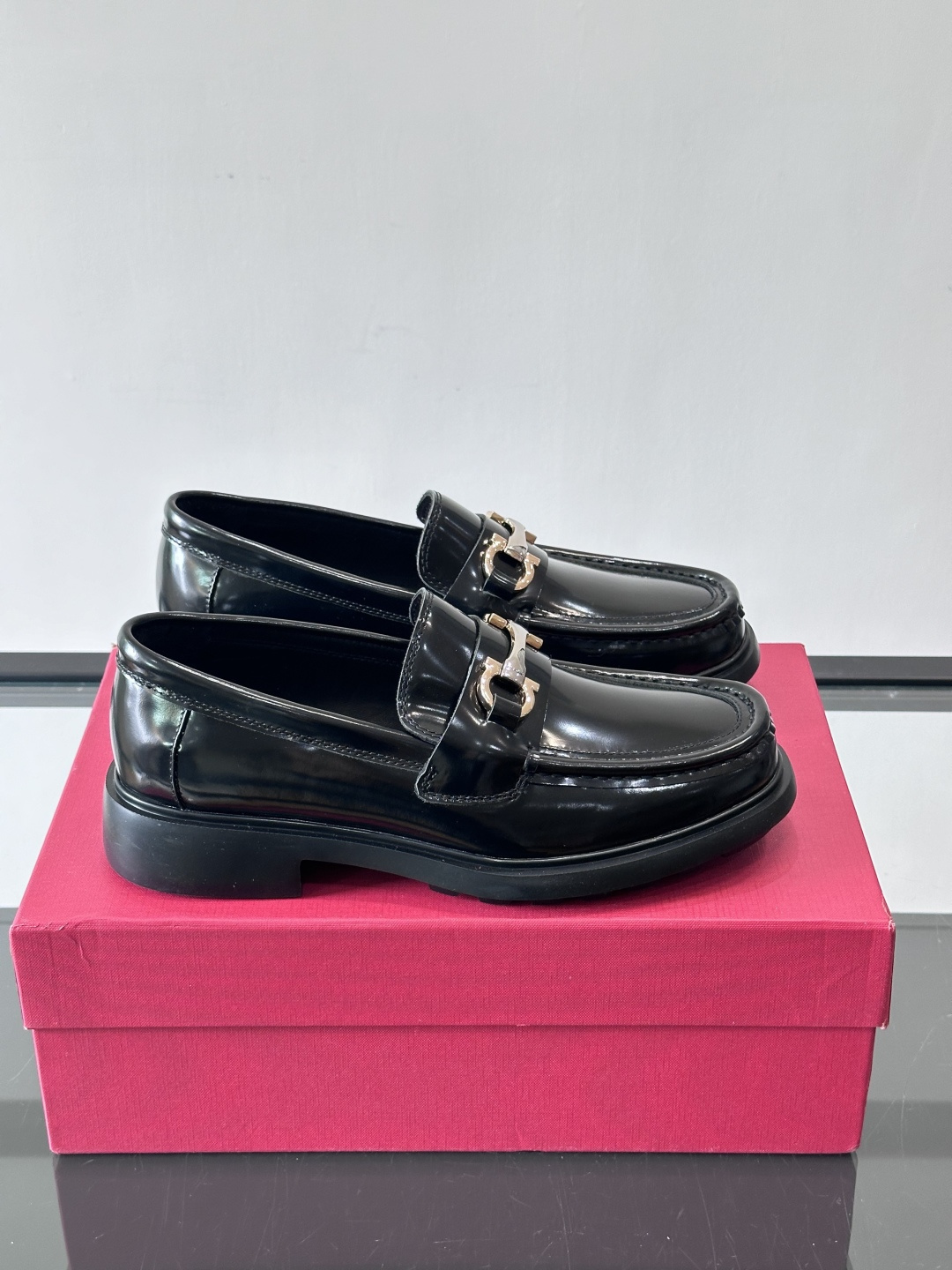 NO:603996,F High-end men's formal shoes and casual leather shoes, a must-have for gentlemen and stylish men. First-layer cowhide upper. You can see the leather texture at a glance. Breathable calfskin lining, rubber outsole. The details are carefully crafted!  Size38-44 (customized at 38.46), Ferragamo leather shoes, ferragamo, cowhide19860909F高端男士正装鞋休闲皮鞋,绅士臻享 型男必备 头层牛皮鞋面 皮质质感一览无余 小牛皮透气内里,橡胶大底.细节精工细作！ Size38-44（38.46定做）,菲拉格慕 皮鞋,ferragamo,cowhide,Men's shoes