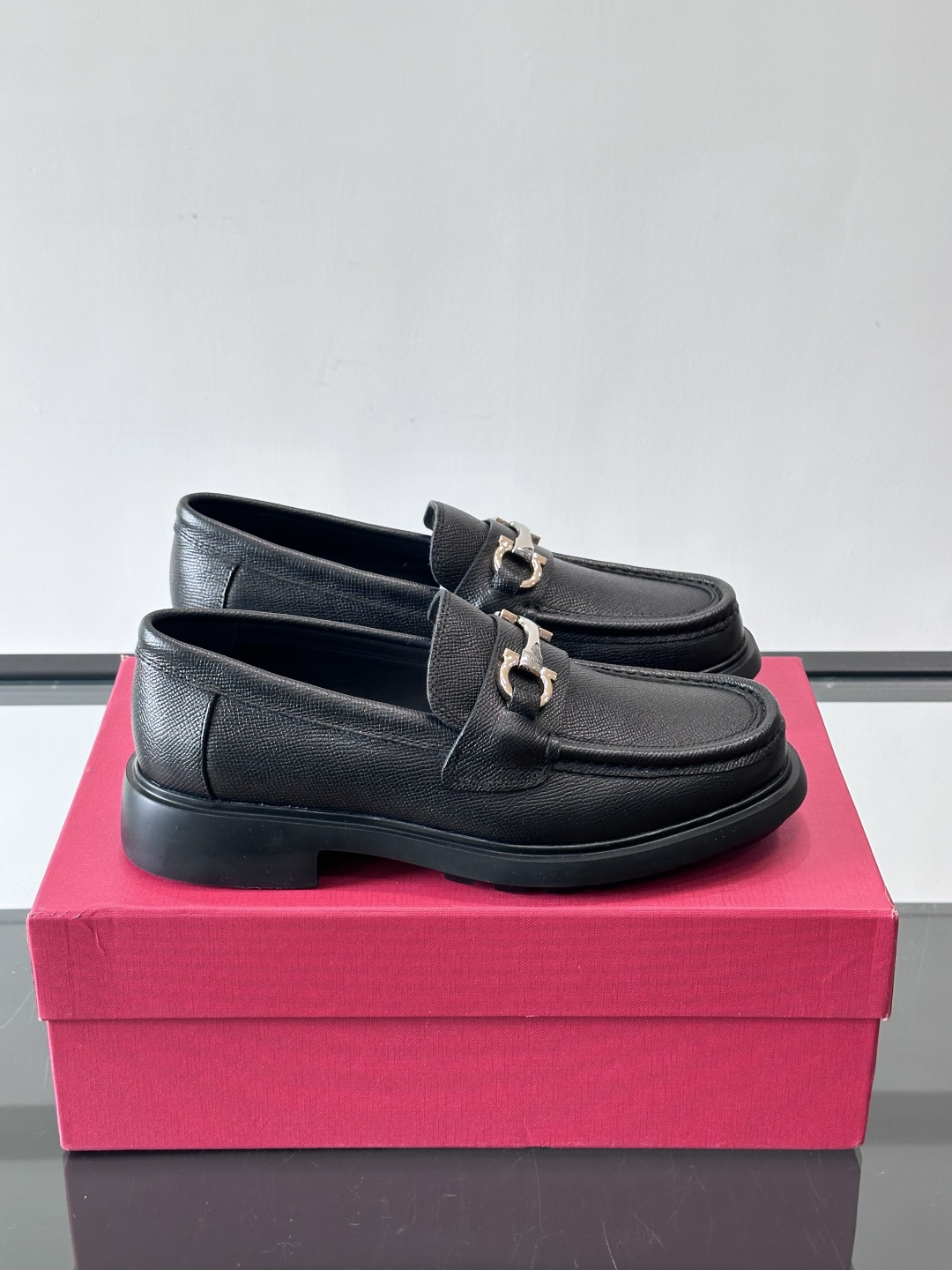 NO:587216,F High-end men's formal shoes and casual leather shoes, a must-have for gentlemen and stylish men. First-layer cowhide upper. You can see the leather texture at a glance. Breathable calfskin lining, rubber outsole. The details are carefully crafted!  Size38-44 (customized at 38.46), Ferragamo leather shoes, ferragamo, cowhide19860909F高端男士正装鞋休闲皮鞋,绅士臻享 型男必备 头层牛皮鞋面 皮质质感一览无余 小牛皮透气内里,橡胶大底.细节精工细作！ Size38-44（38.46定做）,菲拉格慕 皮鞋,ferragamo,cowhide,Men's shoes