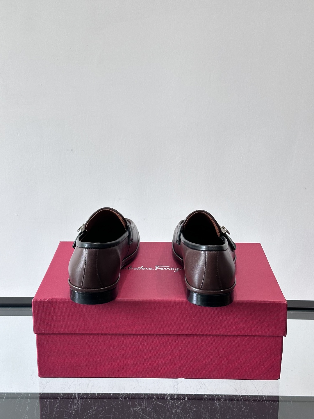 菲拉格慕这款乐福鞋选用真皮，鞋面光滑细腻，搭配黑色皮带和金属马衔扣，简约又奢华子。橡胶鞋底耐磨防滑，长时