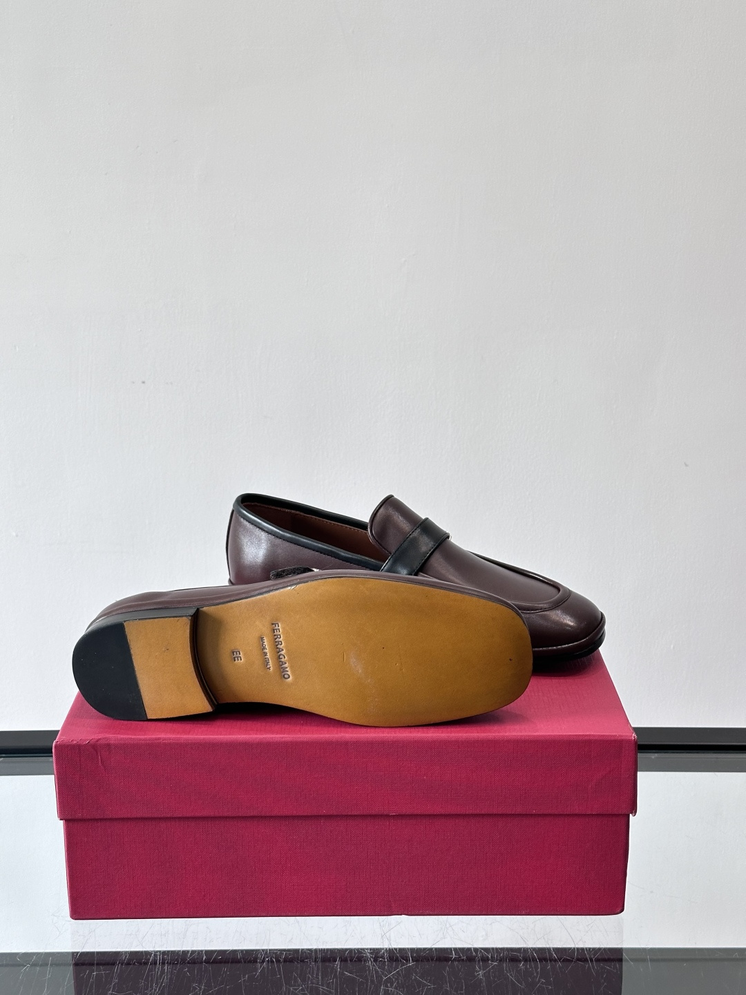 菲拉格慕这款乐福鞋选用真皮，鞋面光滑细腻，搭配黑色皮带和金属马衔扣，简约又奢华子。橡胶鞋底耐磨防滑，长时