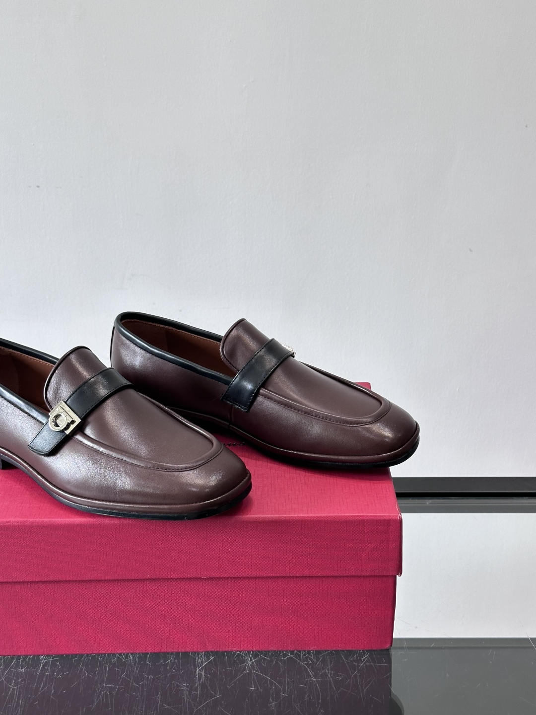 菲拉格慕这款乐福鞋选用真皮，鞋面光滑细腻，搭配黑色皮带和金属马衔扣，简约又奢华子。橡胶鞋底耐磨防滑，长时