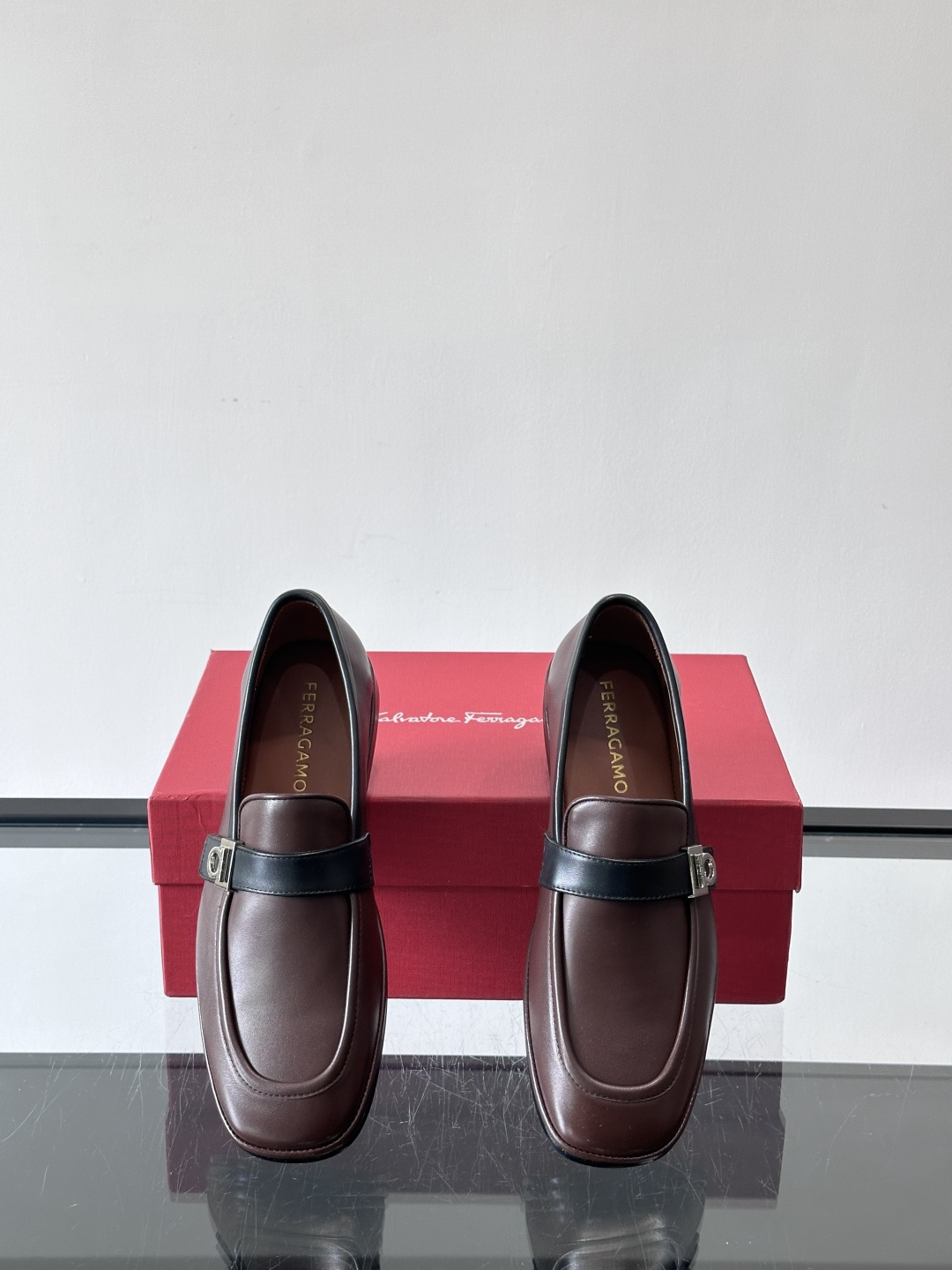 菲拉格慕这款乐福鞋选用真皮，鞋面光滑细腻，搭配黑色皮带和金属马衔扣，简约又奢华子。橡胶鞋底耐磨防滑，长时