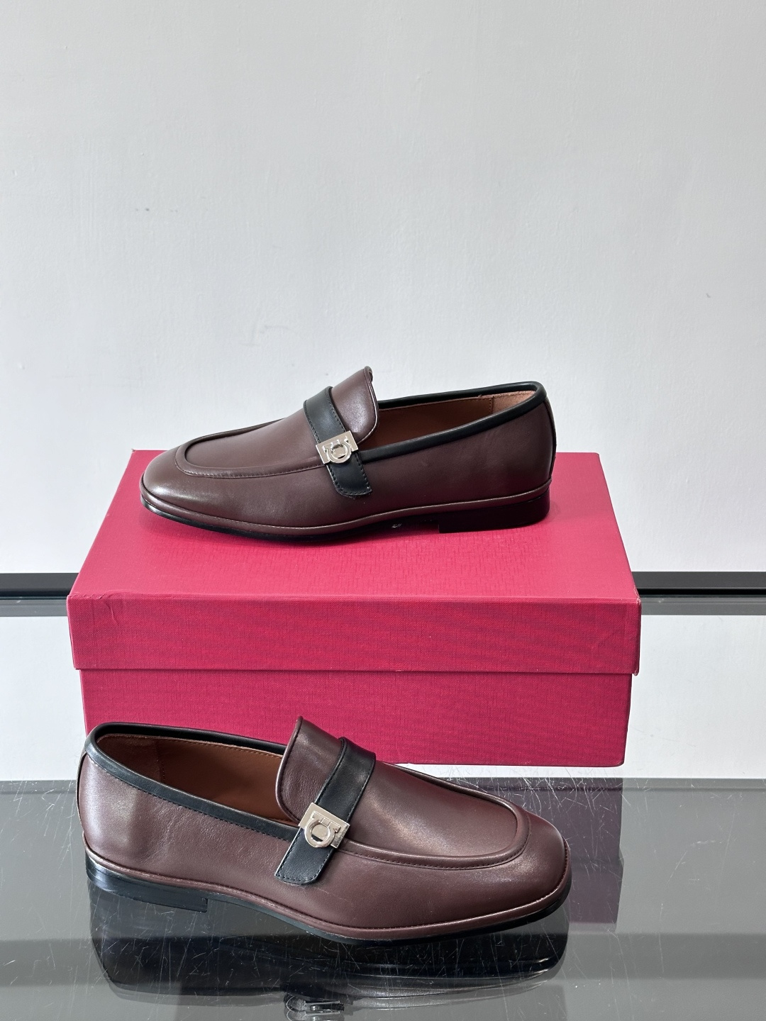 菲拉格慕这款乐福鞋选用真皮，鞋面光滑细腻，搭配黑色皮带和金属马衔扣，简约又奢华子。橡胶鞋底耐磨防滑，长时