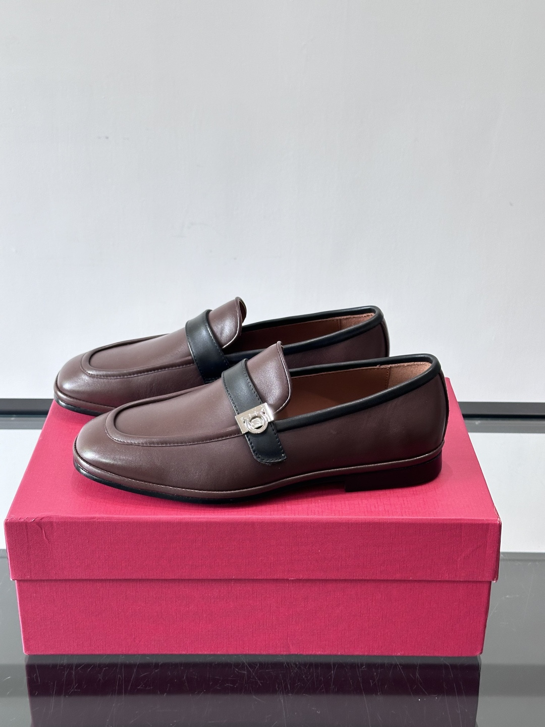 菲拉格慕这款乐福鞋选用真皮，鞋面光滑细腻，搭配黑色皮带和金属马衔扣，简约又奢华子。橡胶鞋底耐磨防滑，长时