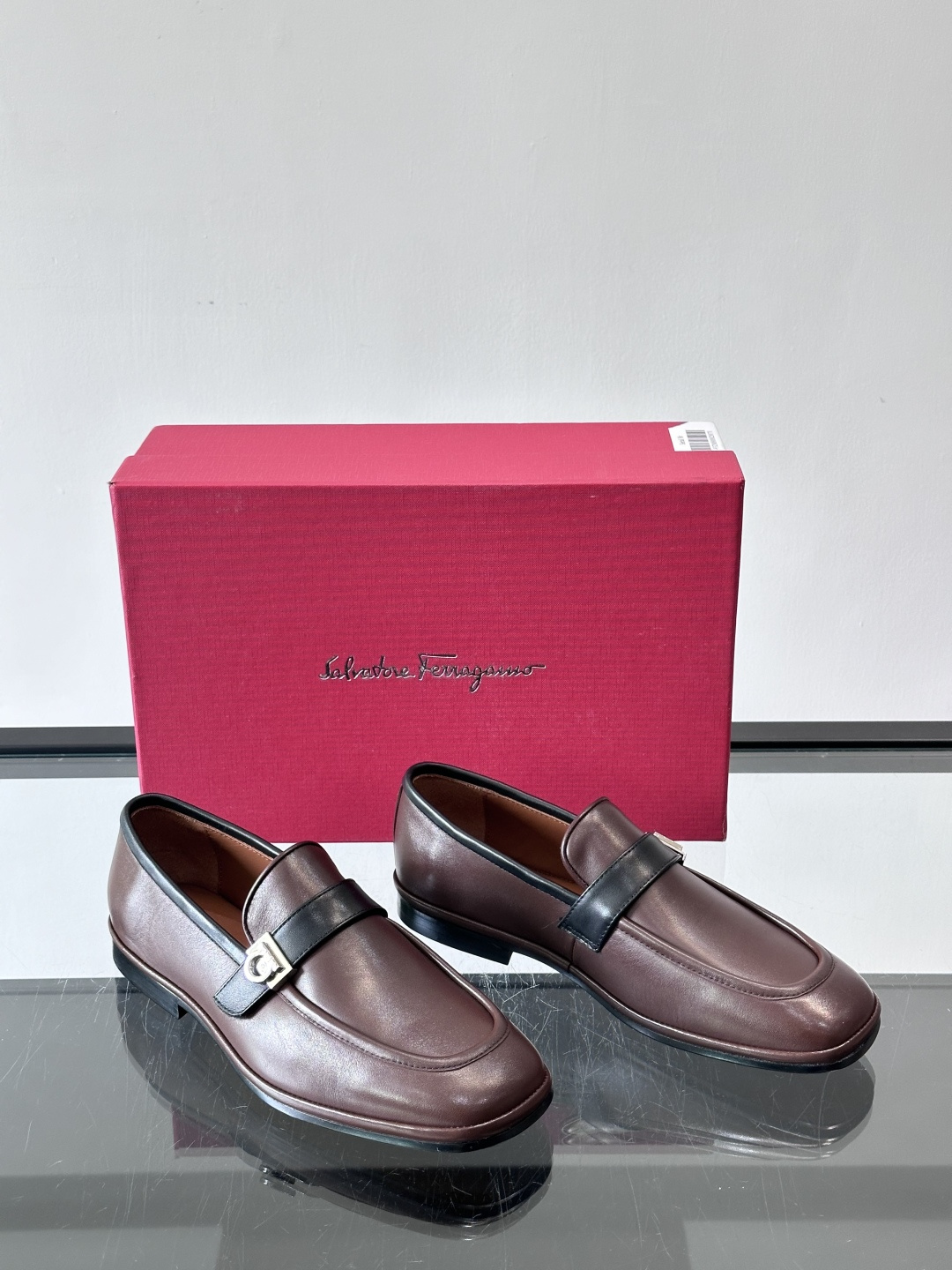 菲拉格慕这款乐福鞋选用真皮，鞋面光滑细腻，搭配黑色皮带和金属马衔扣，简约又奢华子。橡胶鞋底耐磨防滑，长时